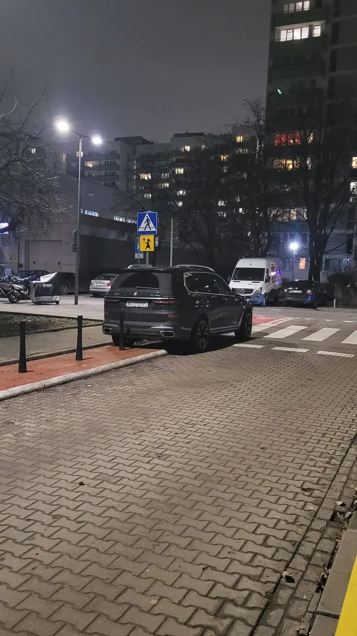 Parkowanie na ścieżce rowerowej, pasach i w obrębie skrzyżowania. Polecam kierowcę.