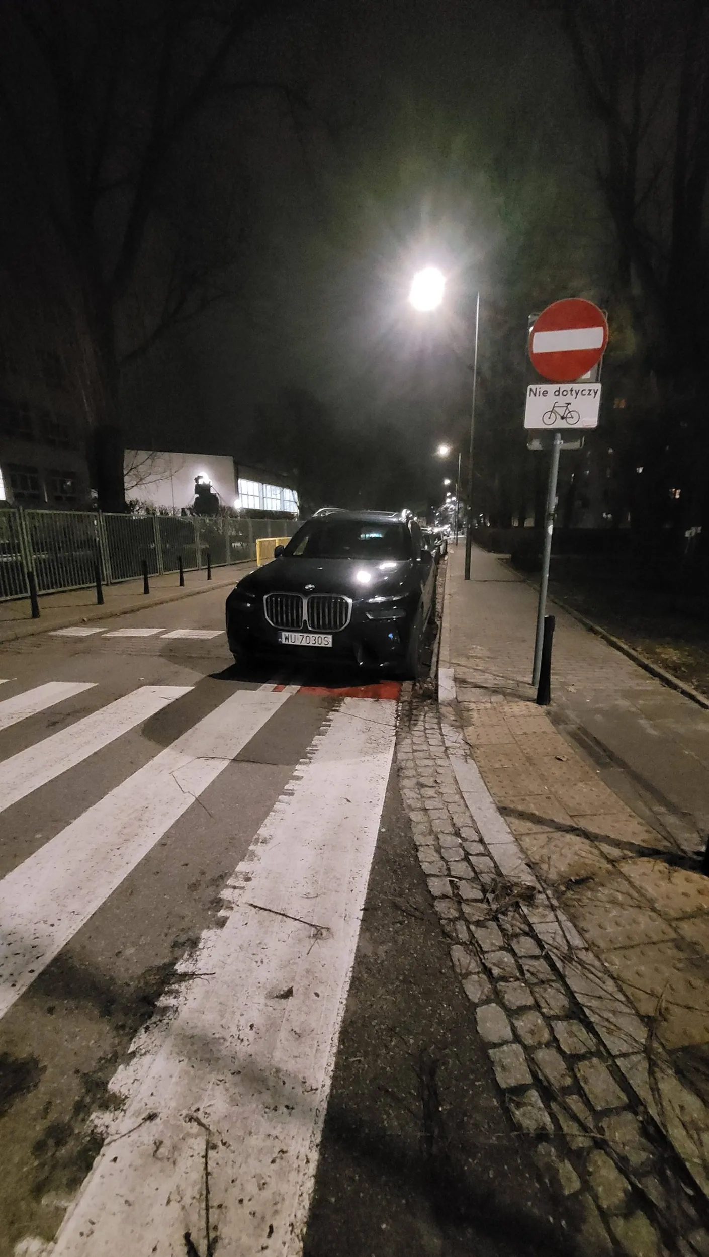 Parkowanie na ścieżce rowerowej, pasach i w obrębie skrzyżowania. Polecam kierowcę.