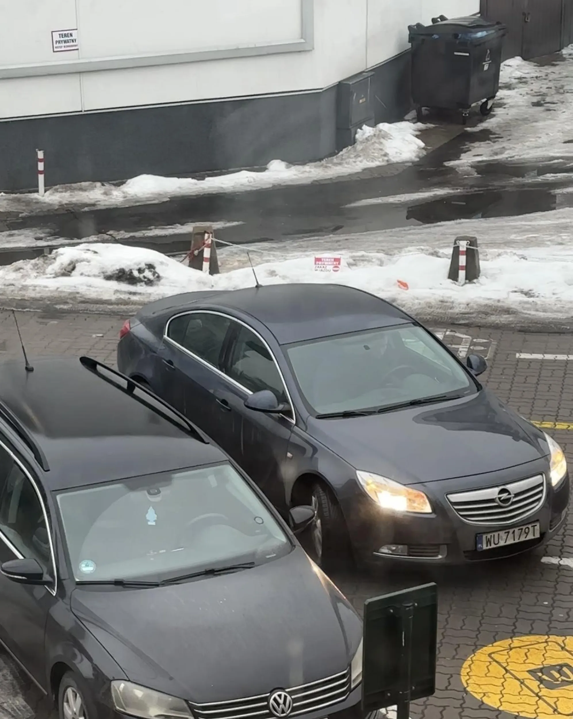 uderzył samochód na parkingu i odjechał. napewno wygrał prawo jazdy w czipsach