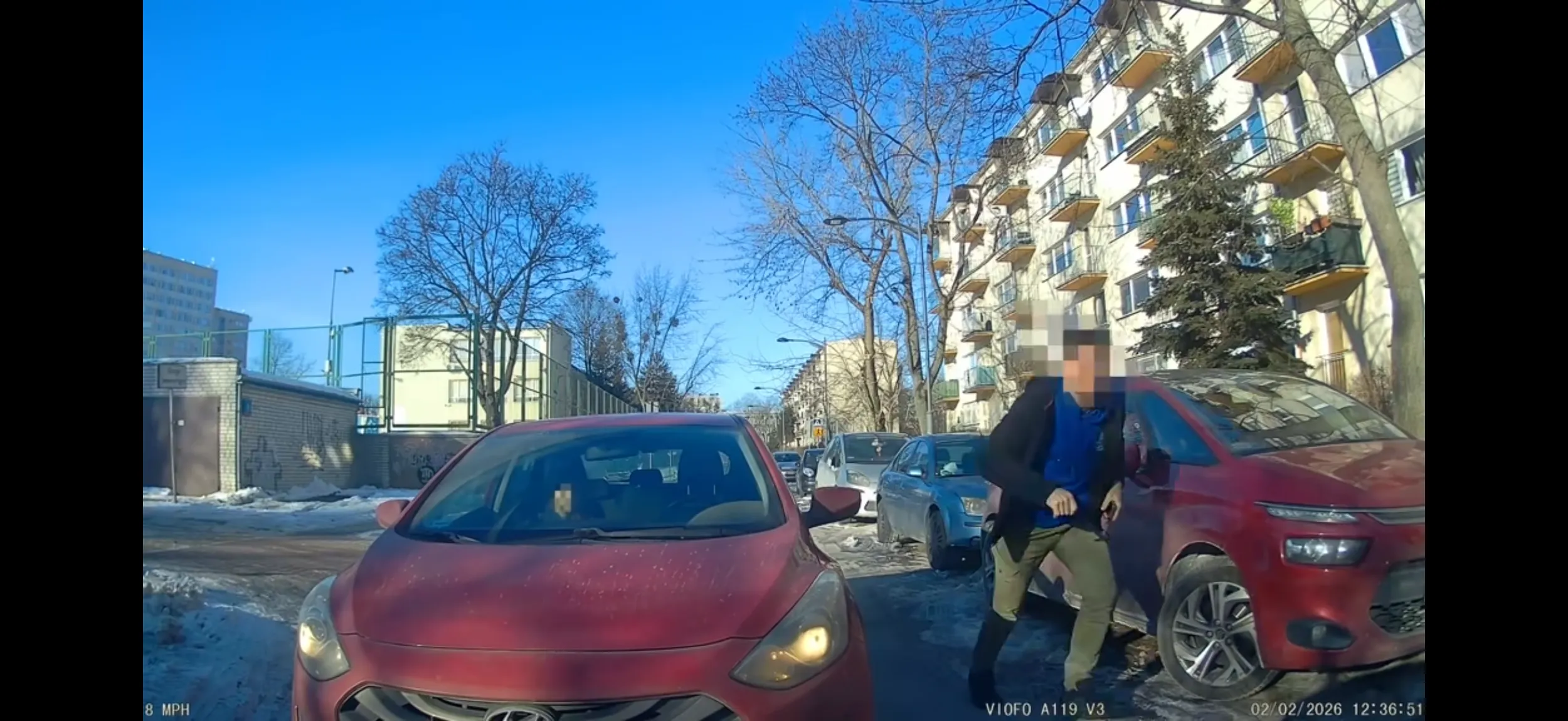 Damski bokser. Uważajcie na tego typa.