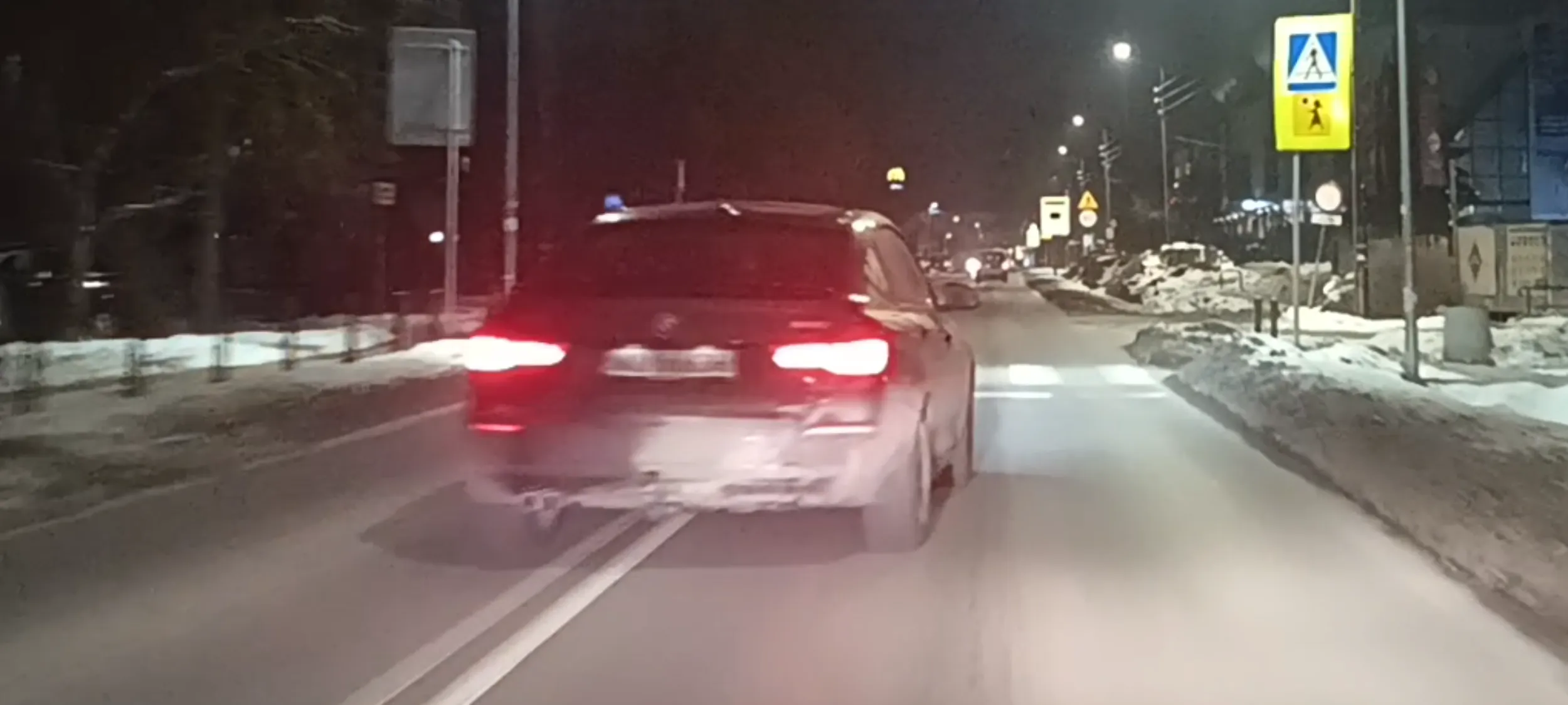 Bandyta drogowy wyprzedza na podwójnej linii ciągłej i przed przejściem dla pieszych