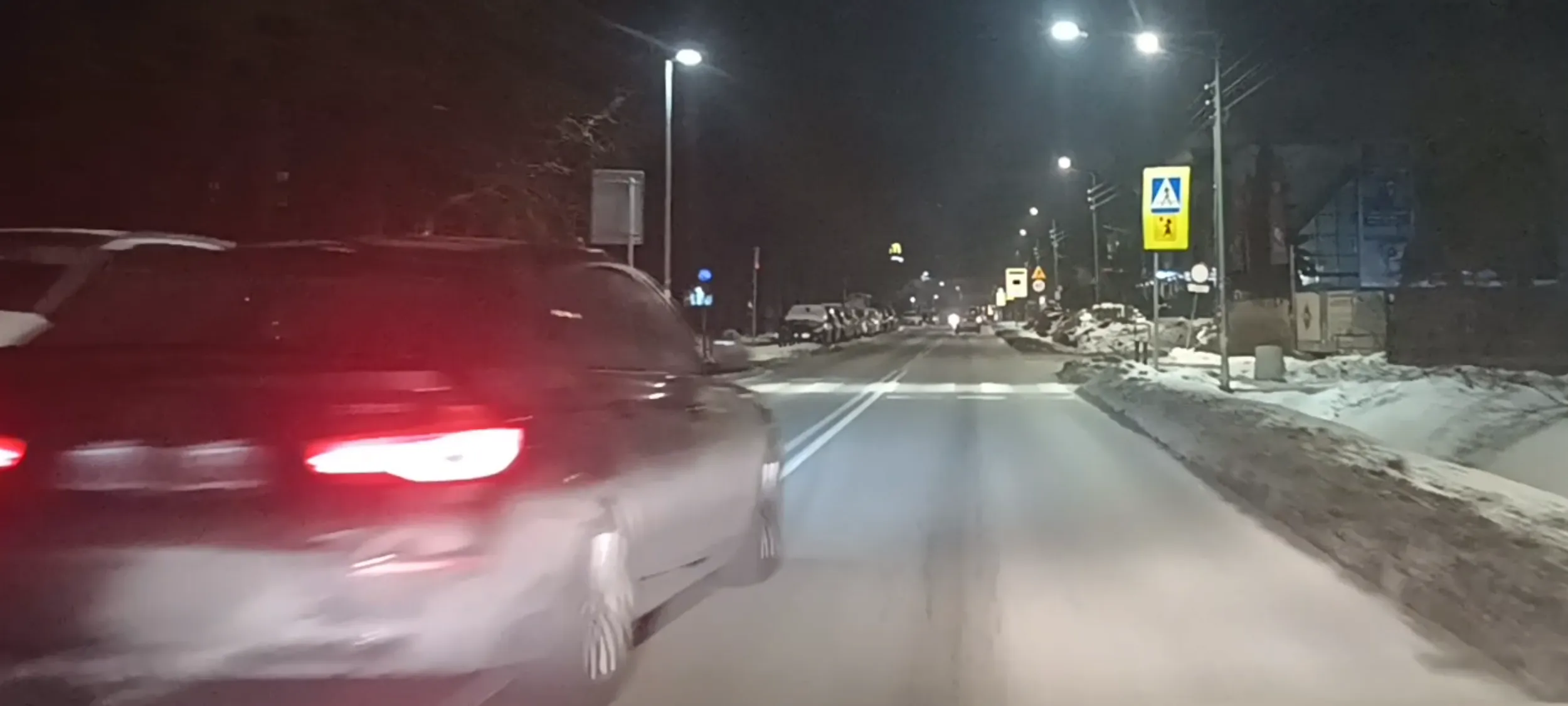 Bandyta drogowy wyprzedza na podwójnej linii ciągłej i przed przejściem dla pieszych