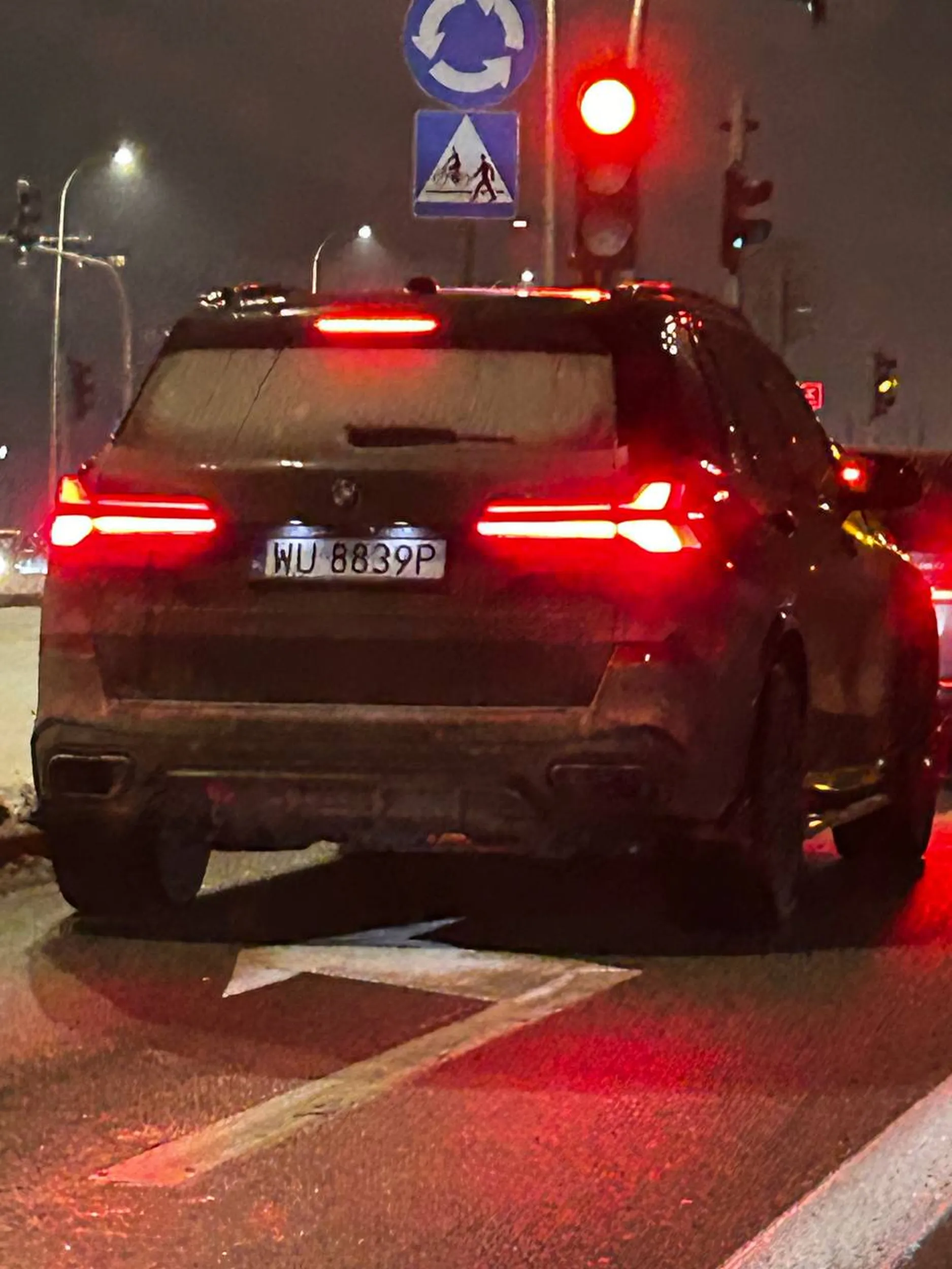 Widać, że facet za kierownicą bardzo się spieszy do swojego męża.