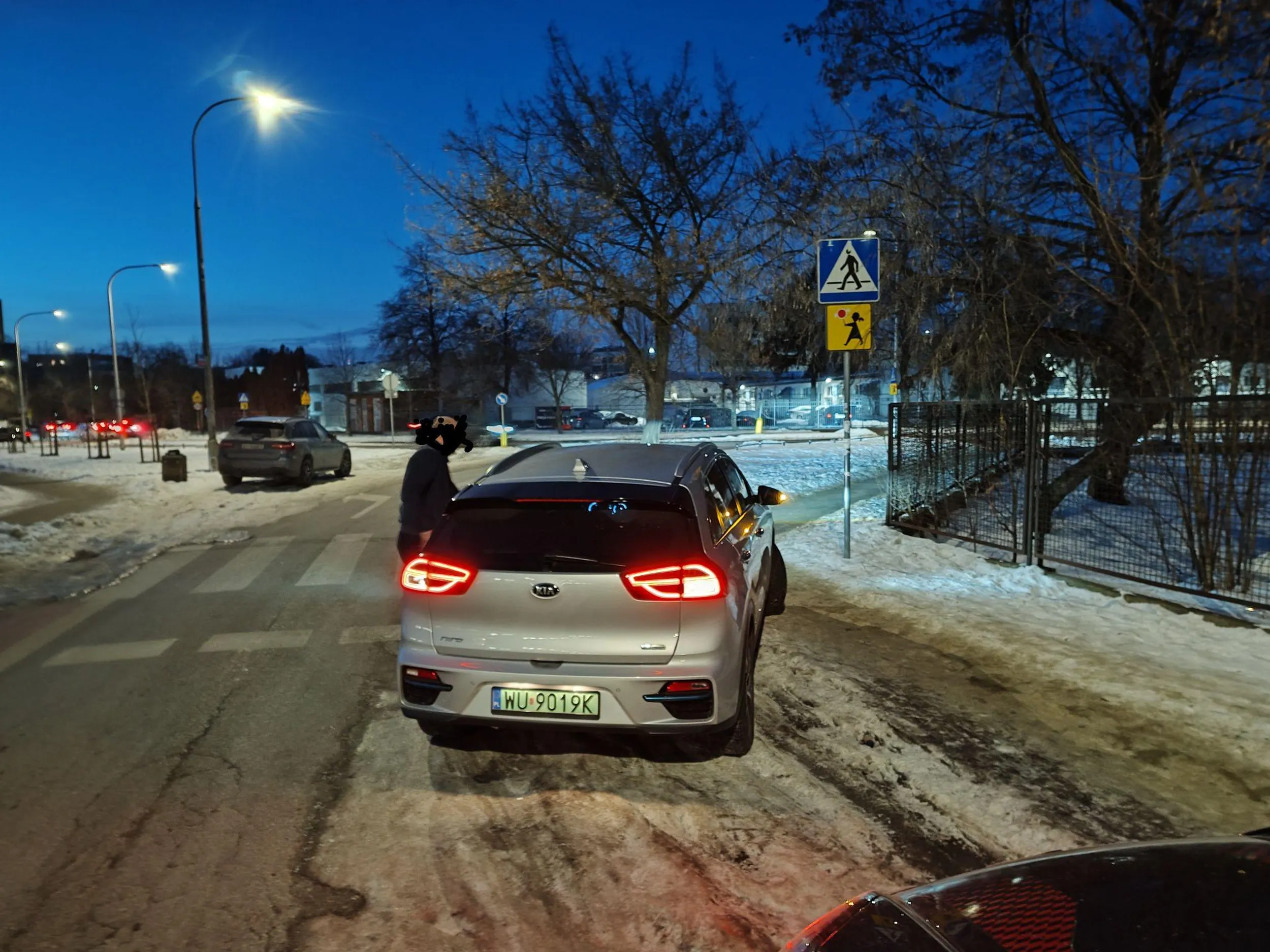Ul. Konstancinska, Warszawa (słynne Majdanowo) Szybki odbiór bombelka z zagranicznej szkółki dla zagranicznych bombelków, ale zwyczaje parkingowe typowo polskie.
