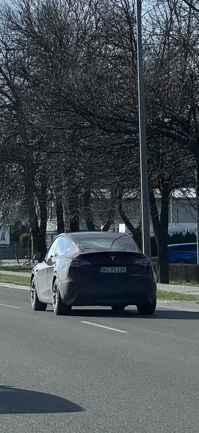 Już ta elektronika i autonomia Tesli chyba tak uderzyła do głowy, że typiara myśli, że nie musi uważać na drogę. Cały czas jechała za mną z telefonem w jednej ręce i na drogę spoglądała sporadycznie. Później dała w pizdę wyprzedzając wszystkich jadąc jakieś 110 na ograniczeniu 90.