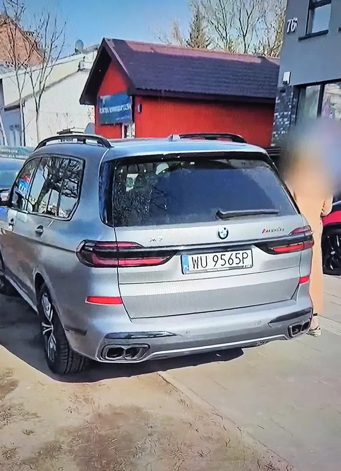 Pani parkuje na chodniku i niszczy zieleń, czy przestanie to robić? Mam wrażenie, że marka (bmw) i suma jaką przeznacza na to auto, raczej nie dają nam nadziei na poprawę. W końcu, kto bogatemu zabroni? No nikt. Pozdrowienia dla konfitury. Super robotę robisz.