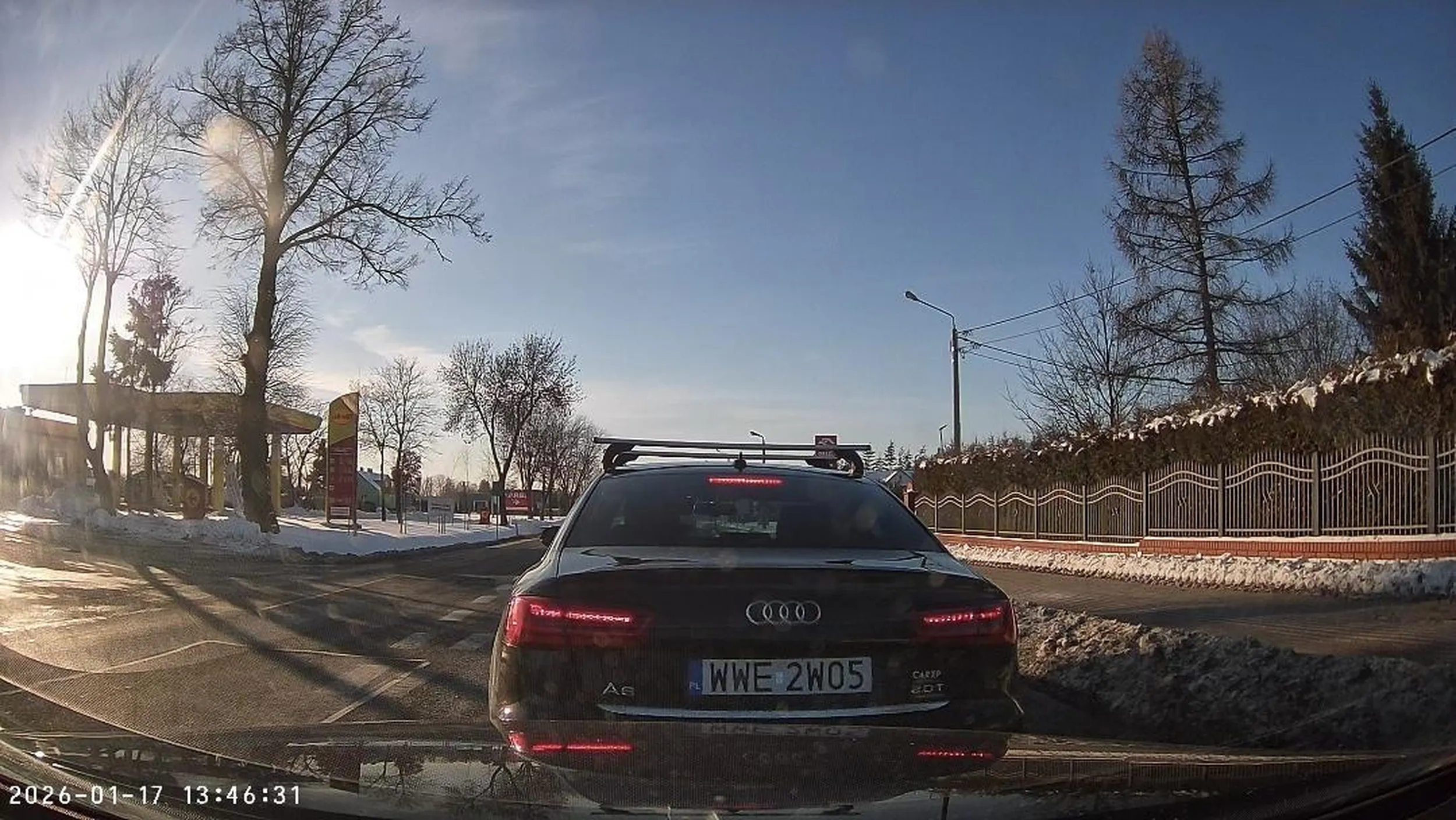 Nie usuwaj komentarzy, naucz sie jeździć, prawko z chipsów wygrała hamuje do zera na środku drogi a potem tłumaczy sie ze uczy sie jeździć automatem, ledwo sie zatrzymałem. Zero pomyślunku, proszę sie wrócić na kurs