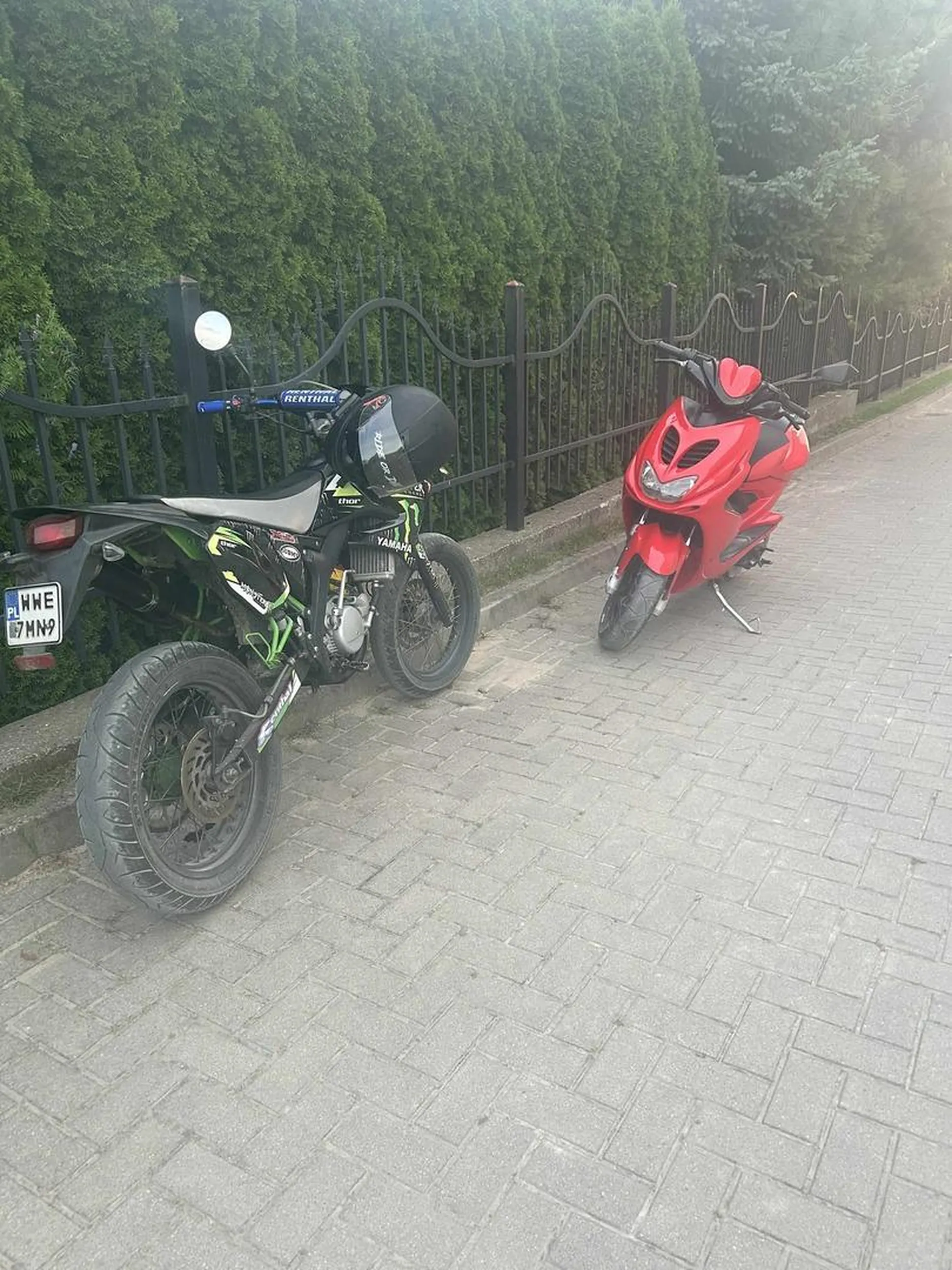 Chłopak jeździ na starych tablicach szaleje na ulicach bez prawka