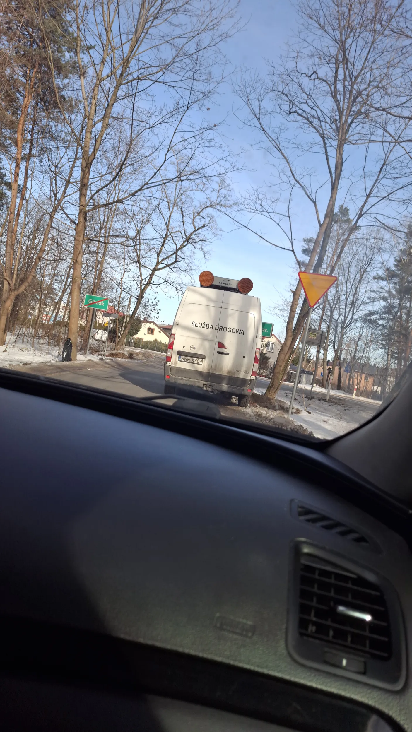 Służba drogowa na skrzyżowaniu, ciężko ich ominąć i jednocześnie wyjechać na drogę życzę powodzenia!