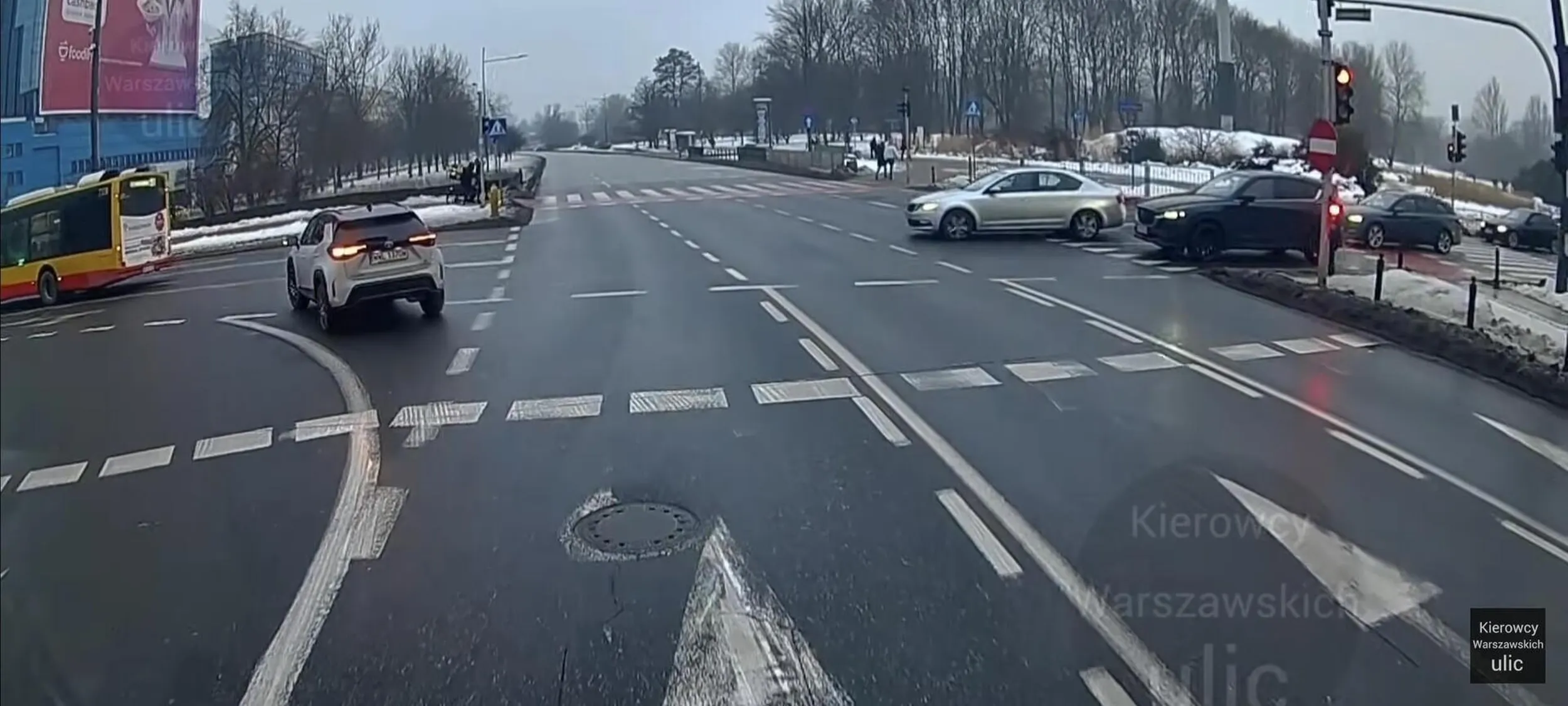 Gość lubi jeździć po Warszawie na czerwonym.