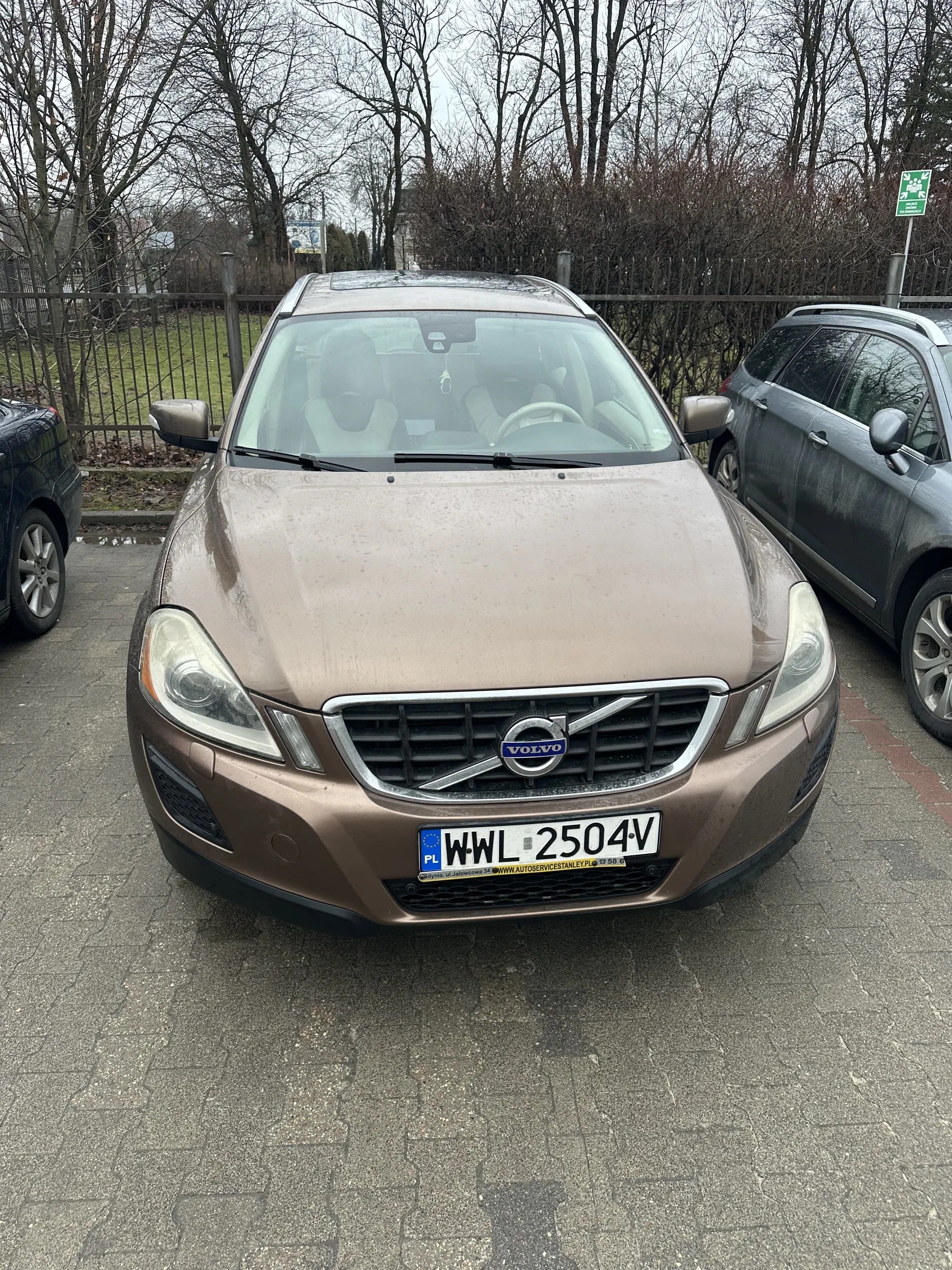 Nie uprzejma, grubo kobieto w okularach. Pracujesz w urzędzie w Markach, totalny brak kultury z Twojej strony!  Wstyd że taki człowiek pracuje w urzędzie! Na przyszłość nie drżyj mordy na parkingu tylko kulturalnie zwracaj się do osoby która szuka miejsca żeby zaparkować!