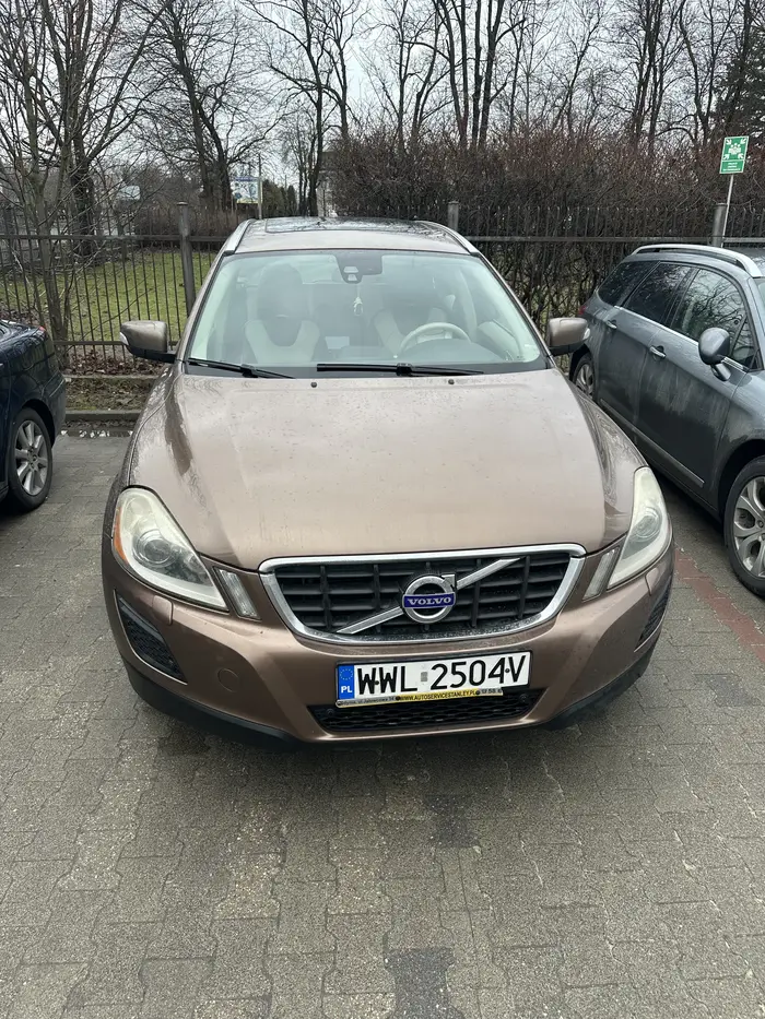 Nie uprzejma, grubo kobieto w okularach. Pracujesz w urzędzie w Markach, totalny brak kultury z Twojej strony!  Wstyd że taki człowiek pracuje w urzędzie! Na przyszłość nie drżyj mordy na parkingu tylko kulturalnie zwracaj się do osoby która szuka miejsca żeby zaparkować!