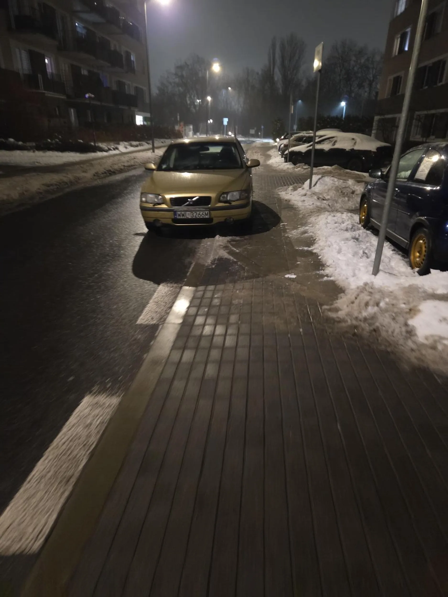 Q tym kierunku tez jest zakaz parkowania i postoju a poza tym stajesz jak k... ograniczajac widocznosc wyjezdzajacym z garazu