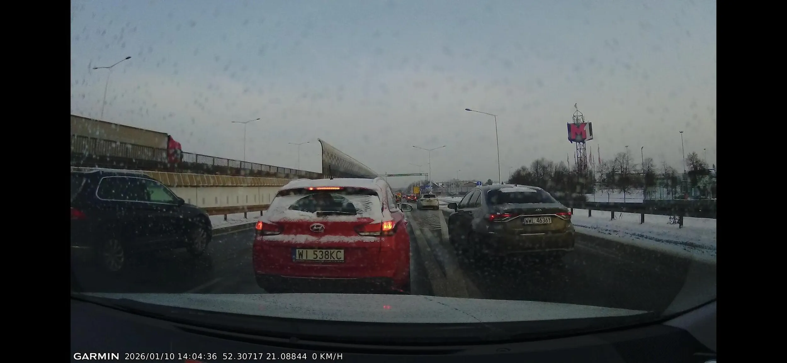 Burak i cham, trąbi bo ktoś jedzie zgodnie z przepisami. Gość jeździ po wysepce wyłączonej z ruchu i nie stosuje sie do nakazu jazdy w prawo.