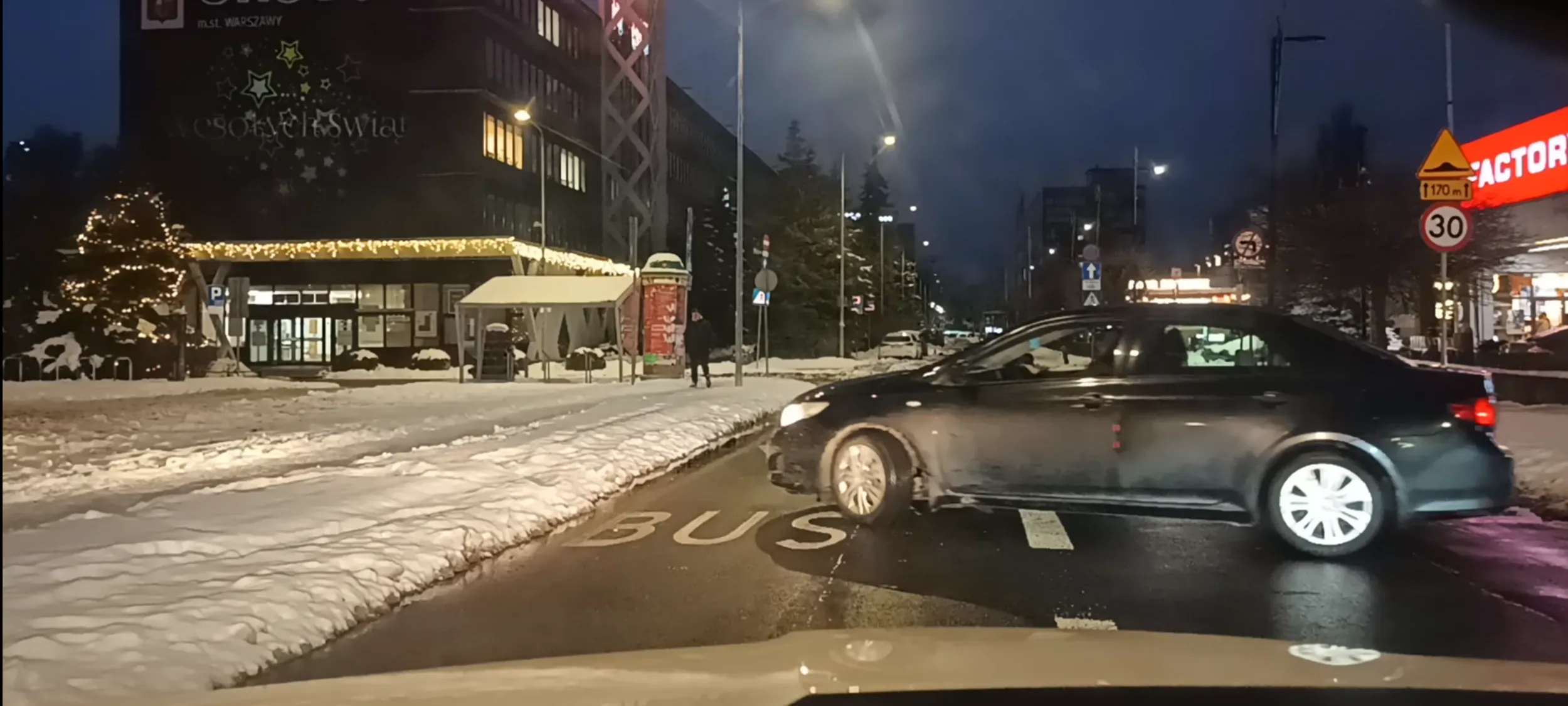 Bandyta drogowy jeździe pod prąd ulicą jednokierunkową i próbuje mnie staranować do tego. Ile musiał się wycofać kiedy się dowiedział że jest w ukrytej kamerze.