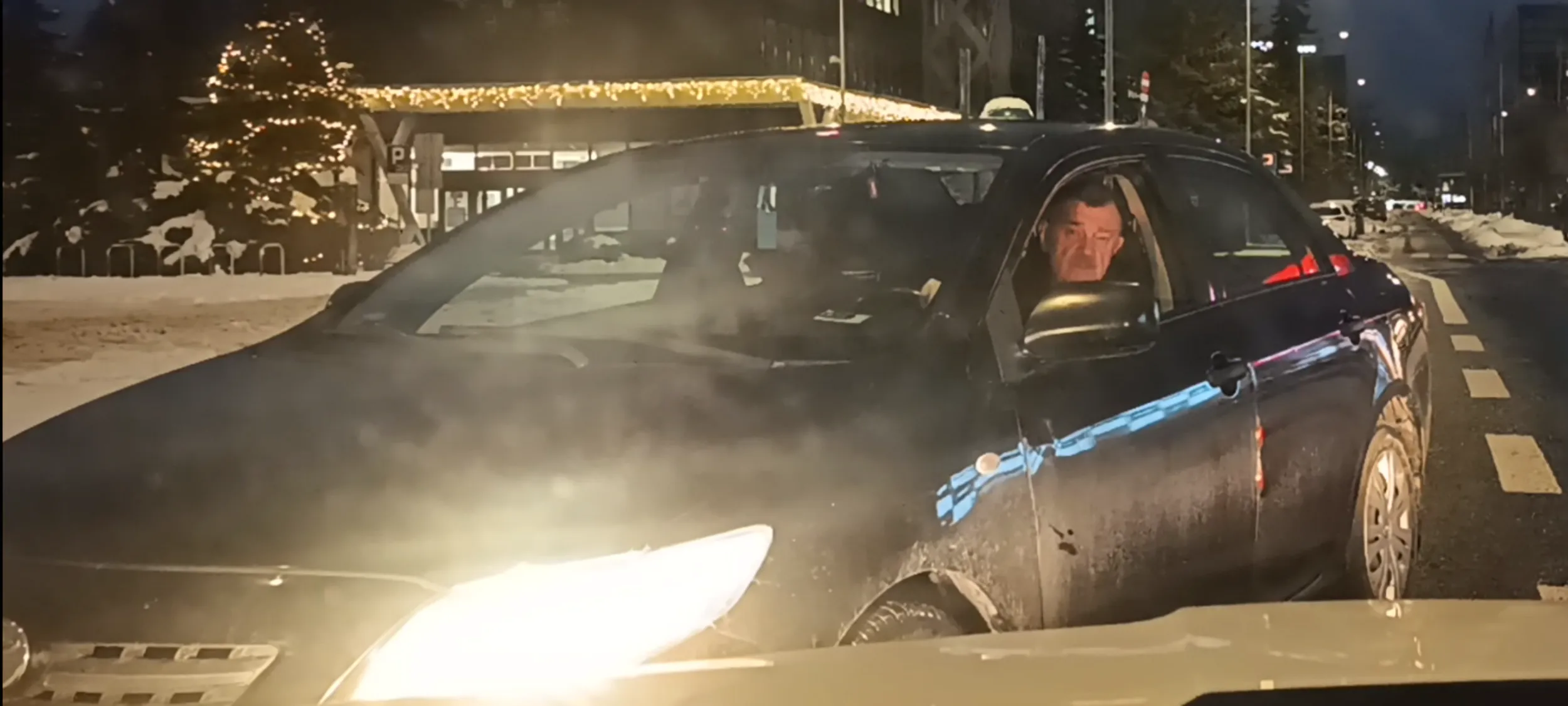 Bandyta drogowy jeździe pod prąd ulicą jednokierunkową i próbuje mnie staranować do tego. Ile musiał się wycofać kiedy się dowiedział że jest w ukrytej kamerze.