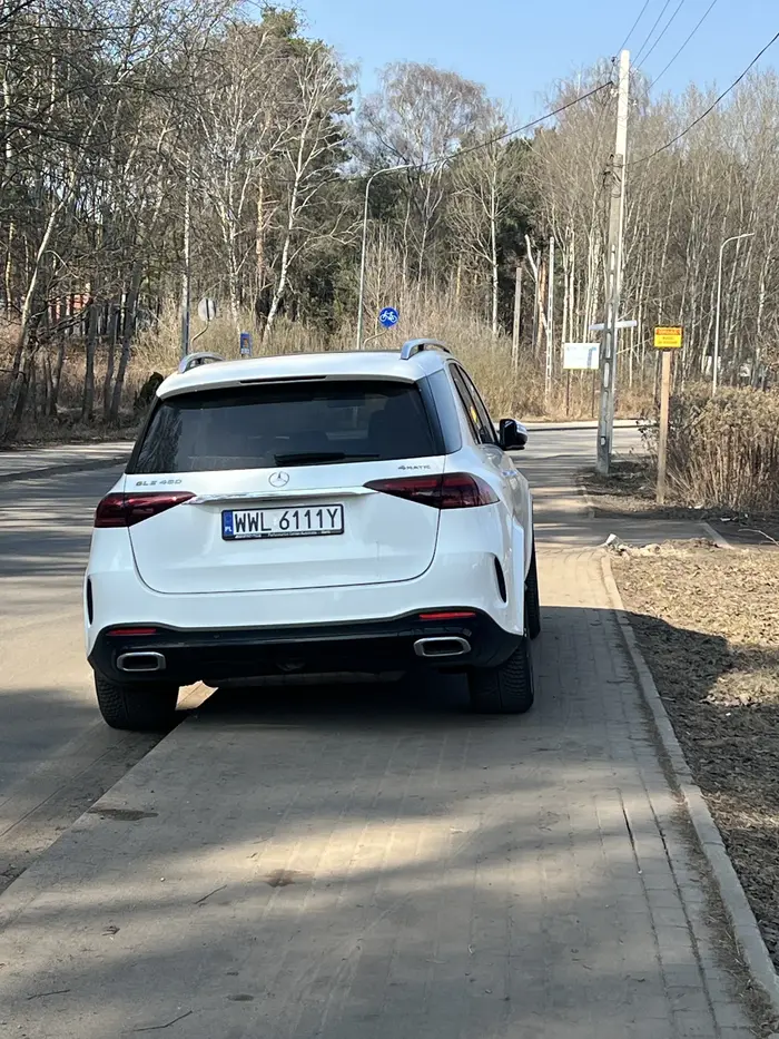 Zastawia chodnik, nie można wózkiem z dzieckiem przejechać