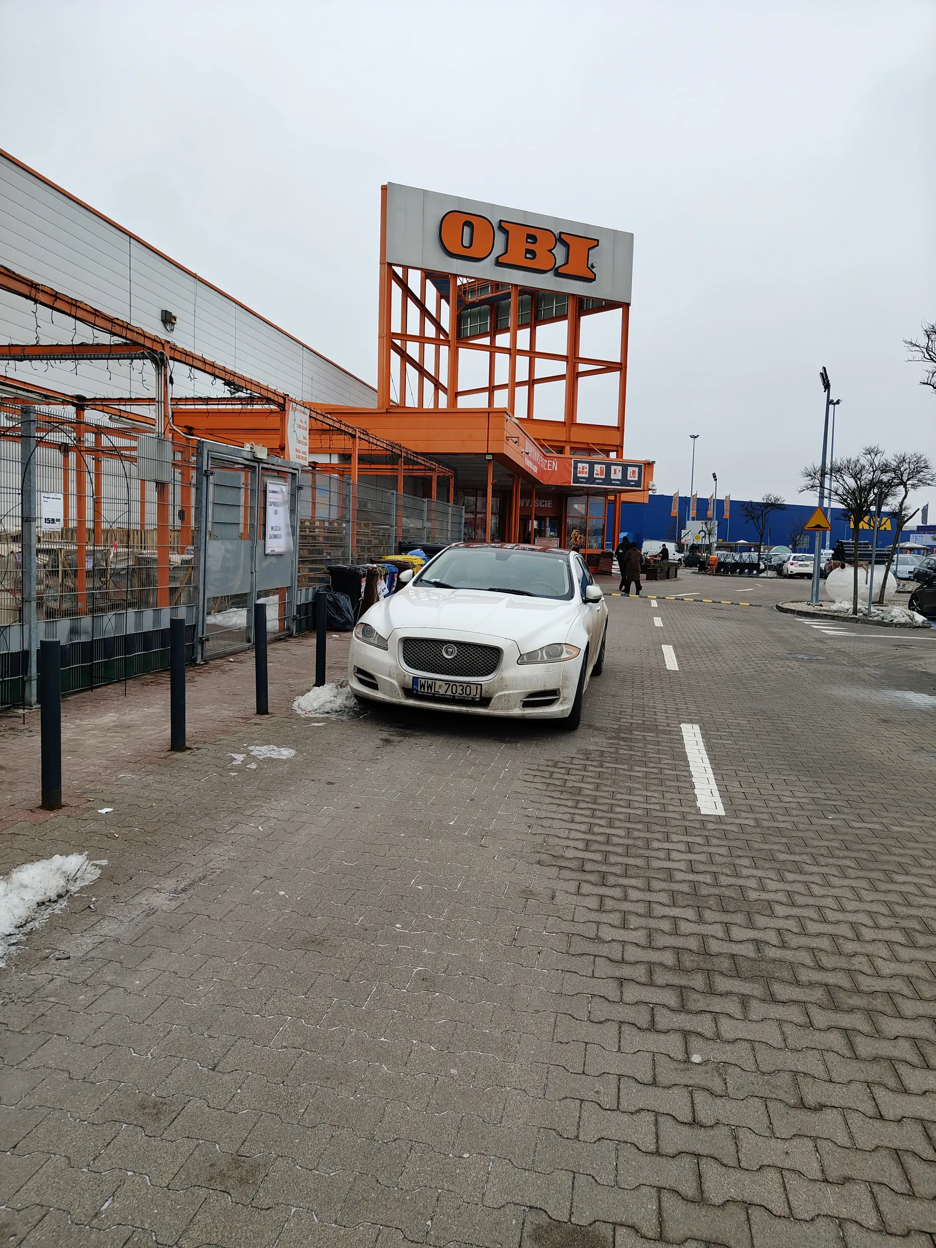 Cały parking wolny, ale hrabia musi pas blokować.