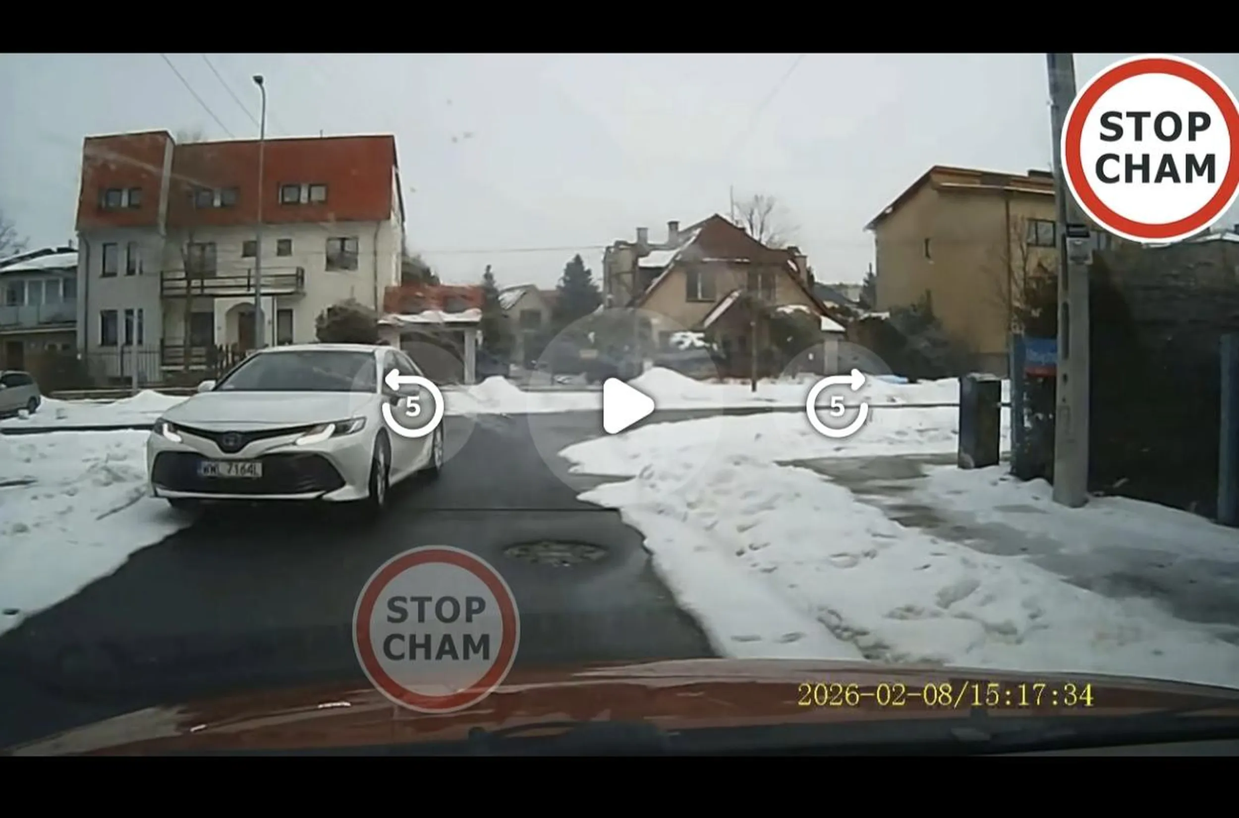 Cham i prostak w białej Toyocie.