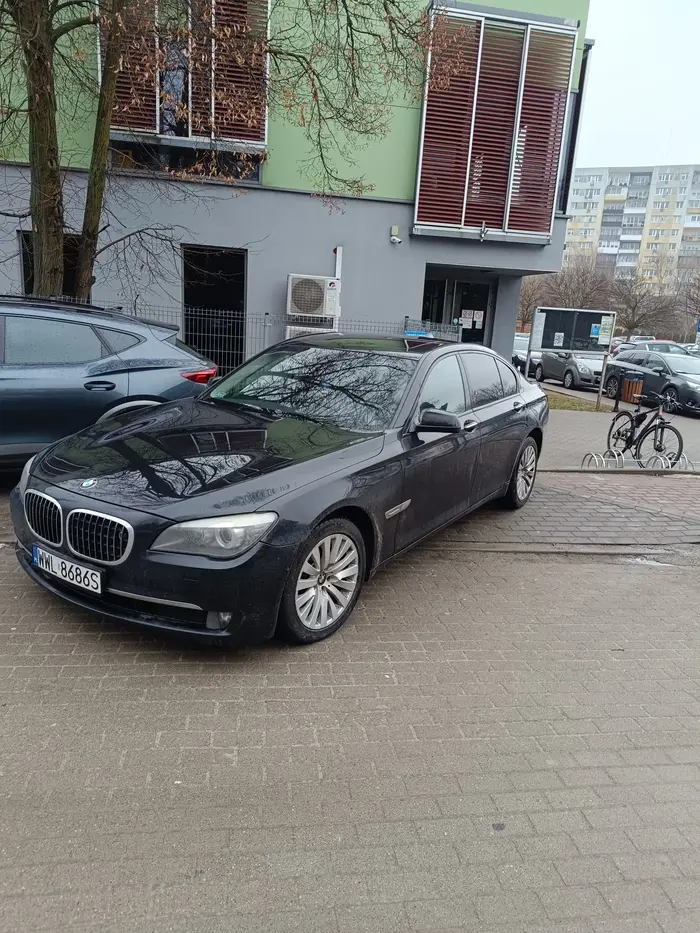 Basen Wolomin, zdjęcie mówi samo za siebie. Gość wjechał niemalże do środka, żeby mieć bliżej. Ani kierowcy nie mieli jak manewrować ani piesi.