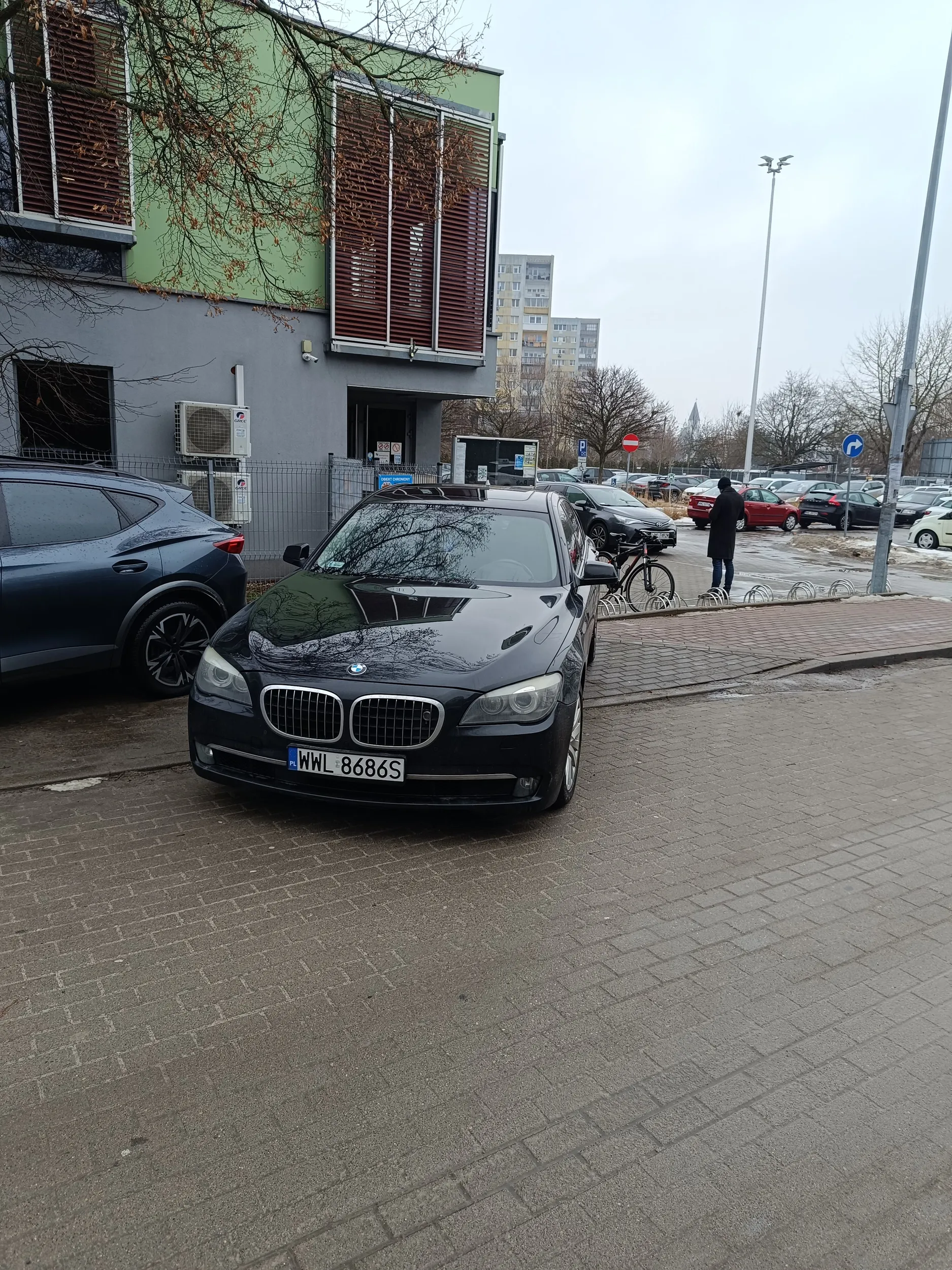 Basen Wolomin, zdjęcie mówi samo za siebie. Gość wjechał niemalże do środka, żeby mieć bliżej. Ani kierowcy nie mieli jak manewrować ani piesi.