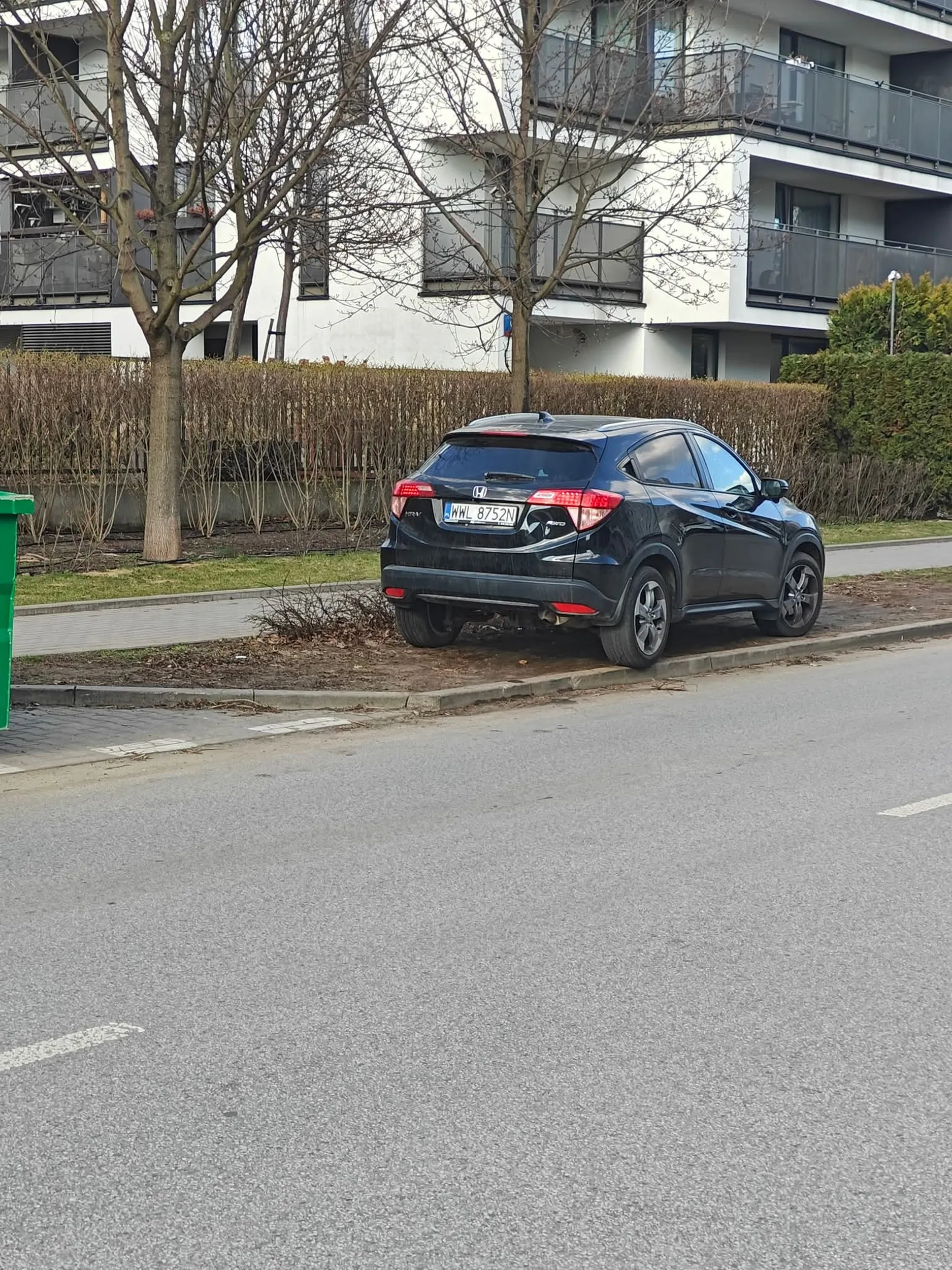 Zdecydowanie kierowca ma problemy z parkowaniem i myśleniem.