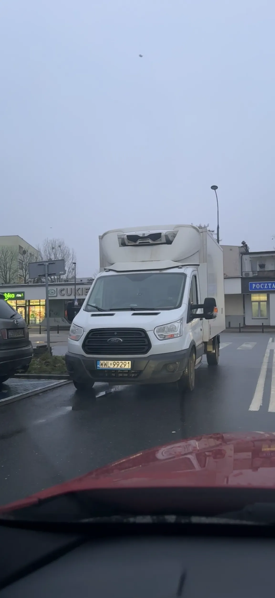 Notorycznie robi dostawy na przejściu dla pieszych obok przedszkola. Kiedyś dojdzie do tragedii bo miejsce do dostaw jest całe 3 metry dalej i szkoda ruszyć dupe