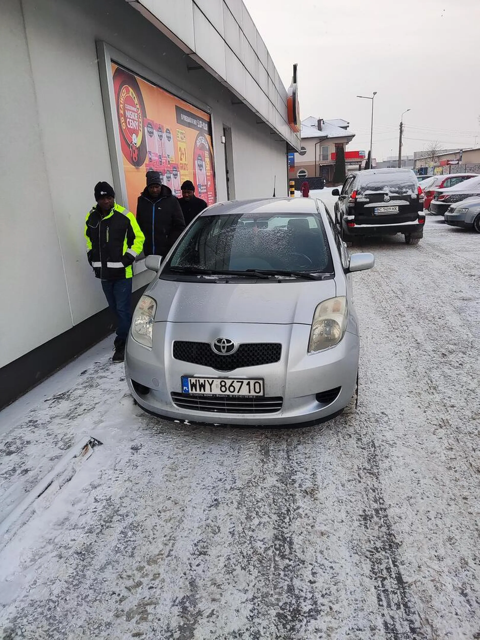 Burak nie umie parkować, zastawia samochody, a potem ma do wszystkich pretensje.