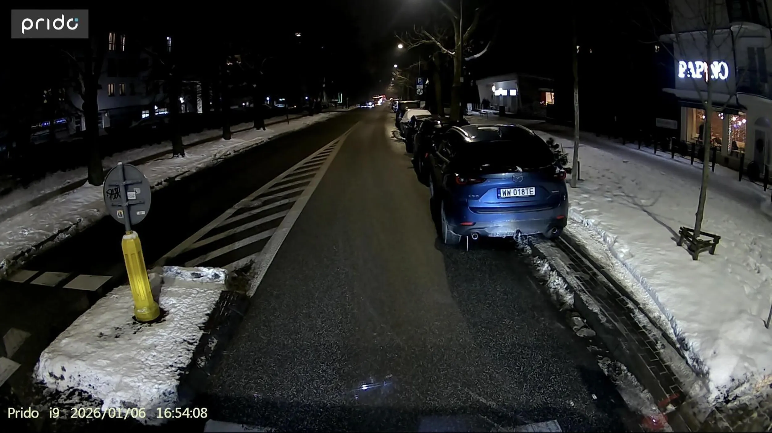 Po zablokowaniu ruchu autobusów na ul. Zwycięzców w Warszawie samochód został odholowany.