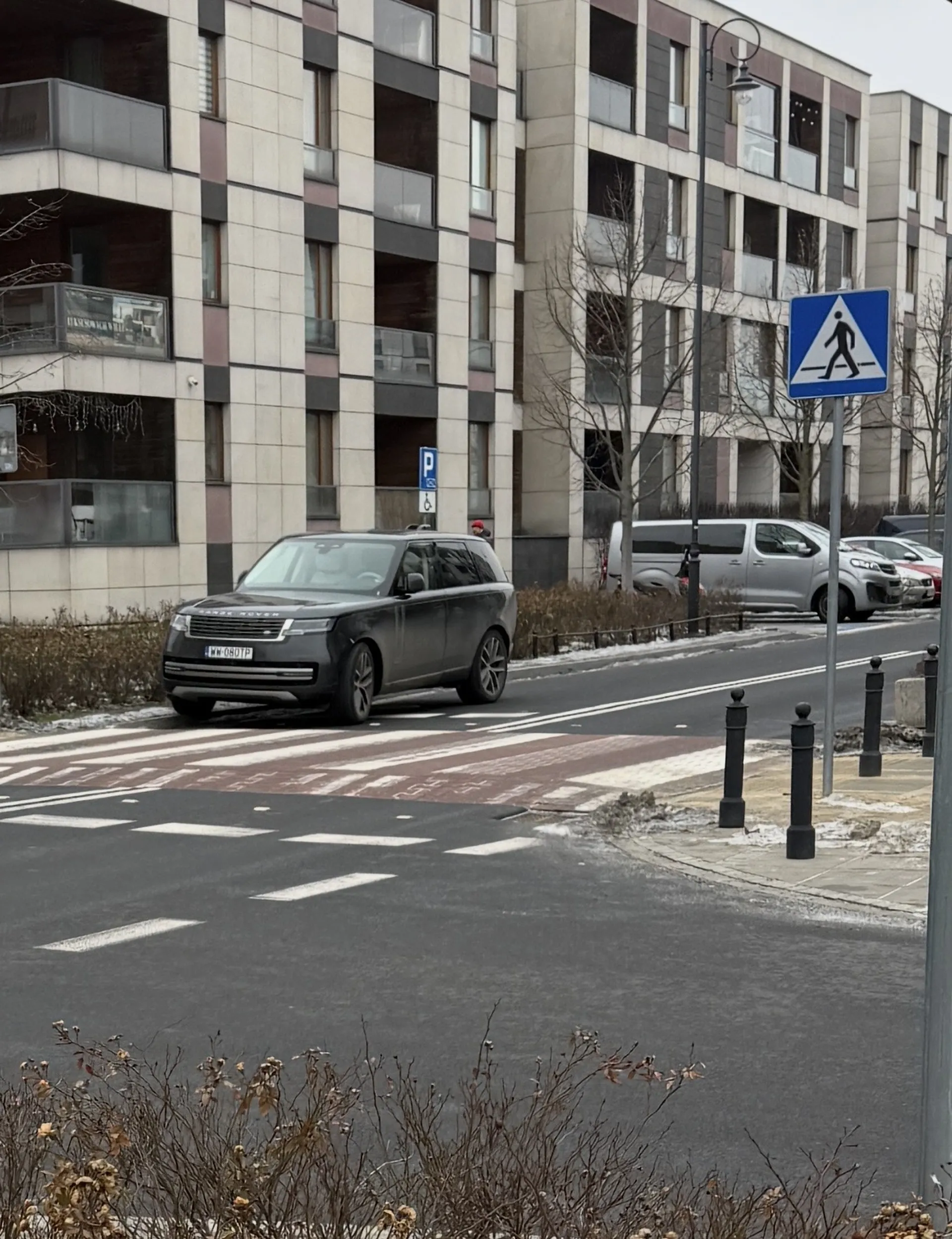 Parkowanie na środku ulicy bezpośrednio przed pasami