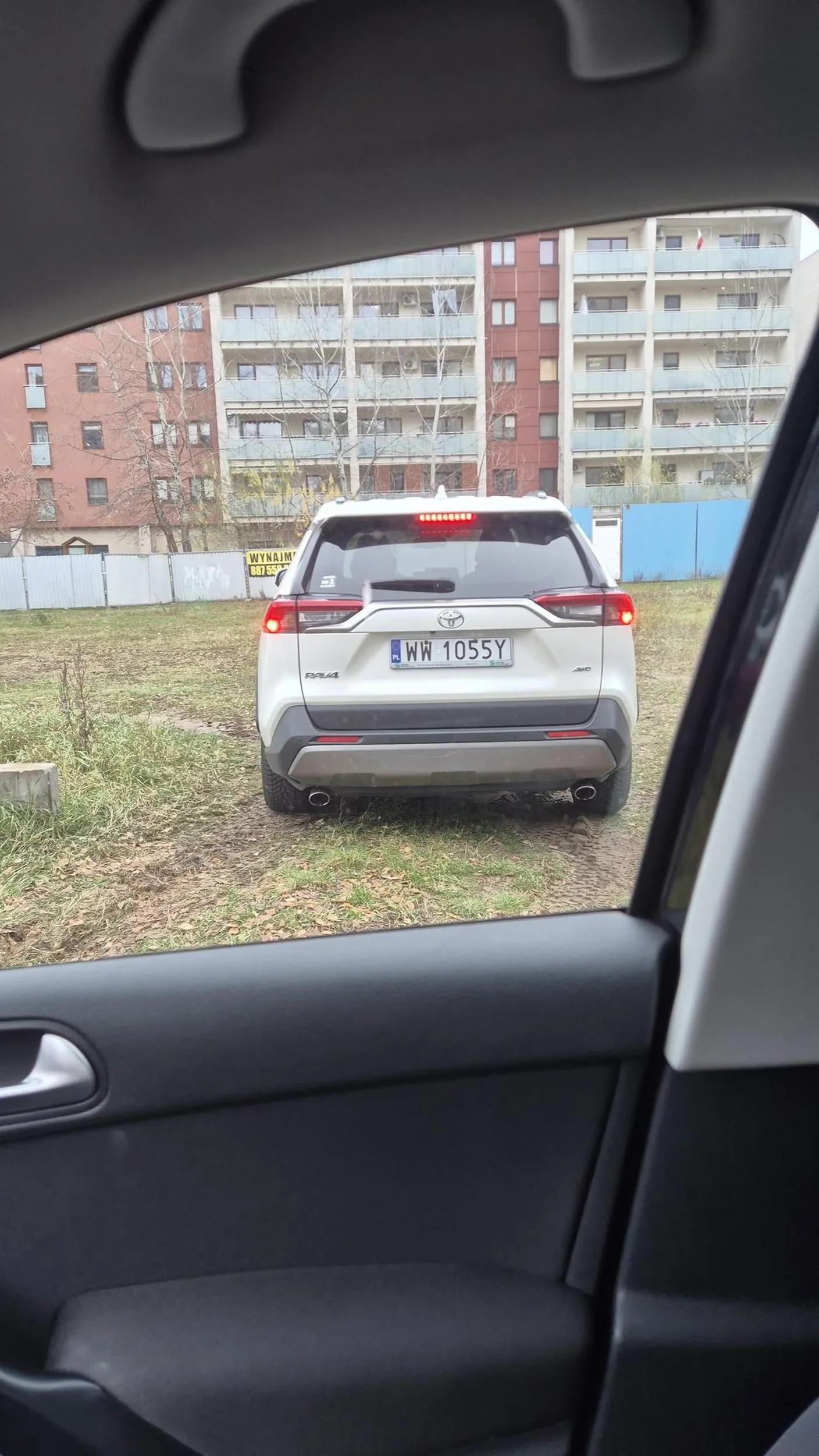 Parkowanie na zieleni plus silnik wlaczony powyżej minuty.