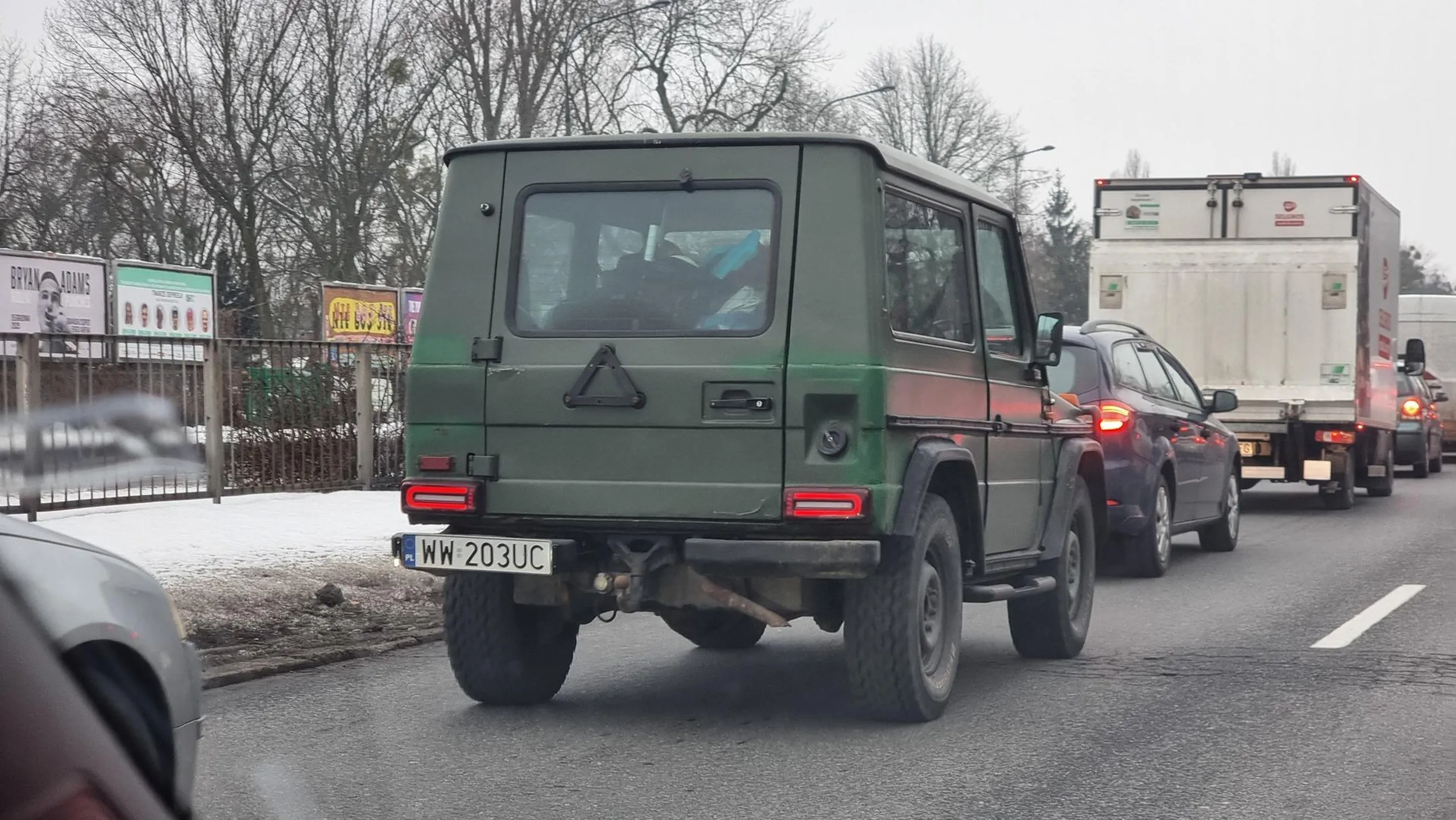 Gdy próbowałem zmienić pas, wyrównałem prędkość do auta jadącego przede mną i za mną na docelowym pasie. Odległość była nieduża, ale jeszcze bezpieczna, więc włączyłem kierunkowskaz po czym kierowca za mną na docelowym pasie zaczął przyspieszać, więc i ja przyspieszyłem zmianę pasa, zwiekszyłem prędkość. Bezczelny kierowca za mną zaczął trąbić i przyspieszał by koniecznie uniemożliwić mi manewr, co skutkowało, że jechałem szybciej niż auto przede mną i musiałem hamować by w niego nie uderzyć. W efekcie zachował zbyt małą odległość i trąbił, zatem ciągle hamowłem by kierowca za mną zachował większą odległość. Spotkaliśmy się na światłach, wyszedł do mnie z mordą i pretensją, że musiałem hamować bo on przyspieszał by mnie nie wpuścić tworząc zagrożenie. Groził, że ma nagranie z kamerki i zgłosi mnie na policję. Gdy włączyło się zielone światło ruszyłem a auta za nim trąbiły, bo swoją dumą zablokował ruch na spowim pasie. Mam nadzieję, że nagranie zostanie udostępnione policji, a ja bardz