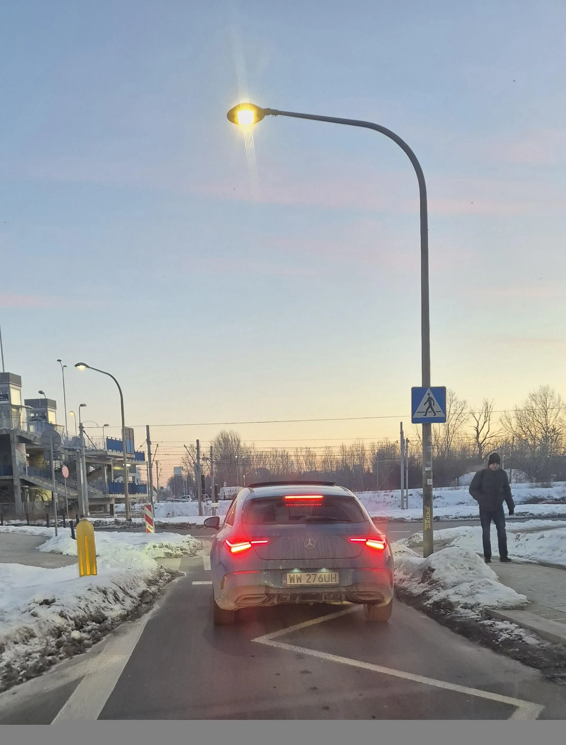 Jedzie sobie człowiek spokojnie do pracy i spotyka nagle sfrustrowanego gościa z małym siusiakiem w damskim mercedesie, najpierw próbowałeś wymusić odszkodowanie hamujac na pustej drodze z nadzieją ze ci wjadę w tył i odwalasz jakieś szlaczki na drodze. Po czym gdy widzisz ze robie ci zdjecie telefonem pozdrawiasz środkowym palcem, haha mam nadzieję ze ten dwu centymetrowy siusiak ci sie wydłuży o 5mm po tej akcji. Cały film z kamery trafia na policje i na YouTube. Możesz spokojnie wyczekiwać premiery bo ten fak może cię drogo kosztować.