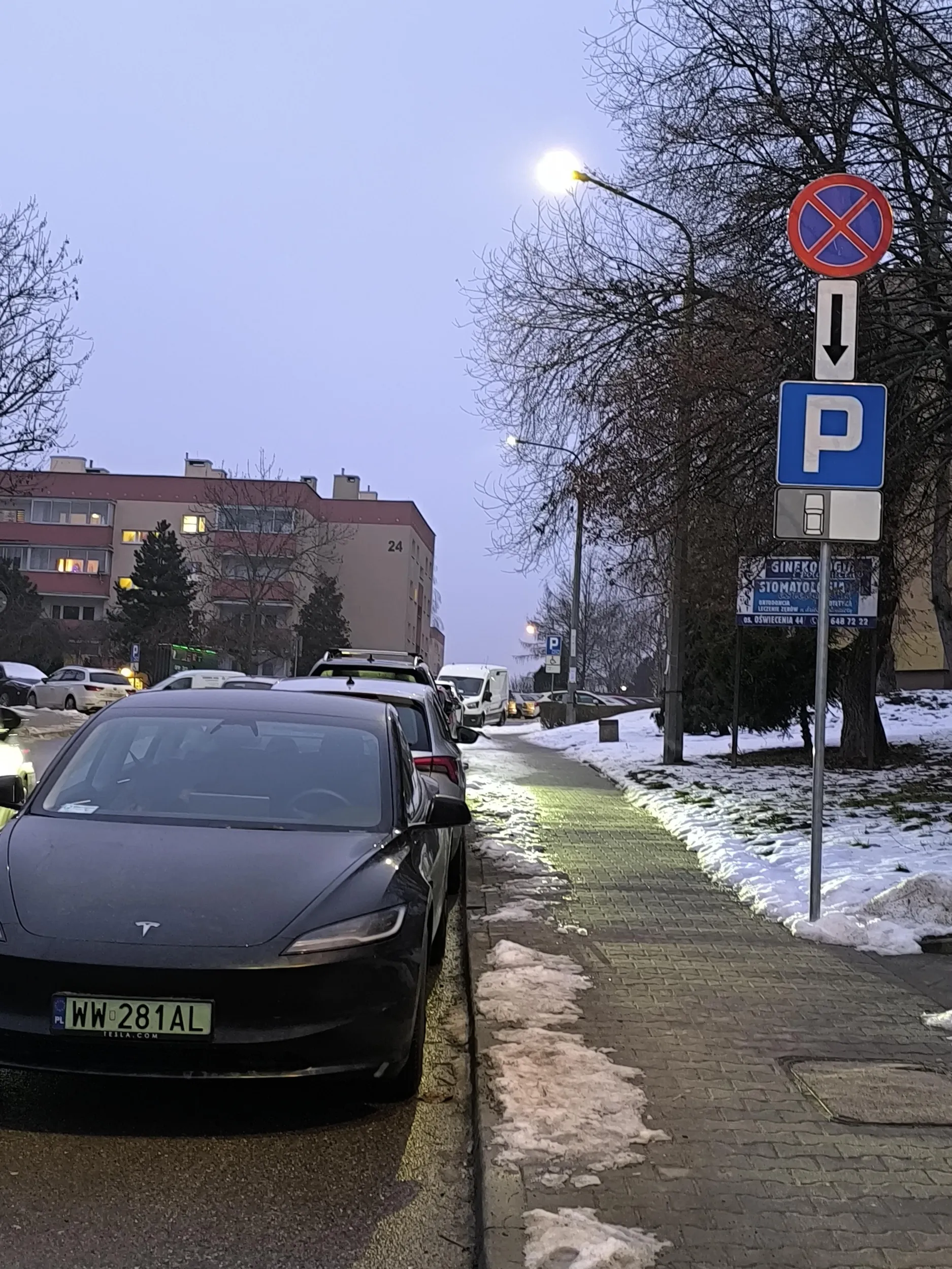 Parkowanie na zakazie przed samym przejściem dla pieszych...