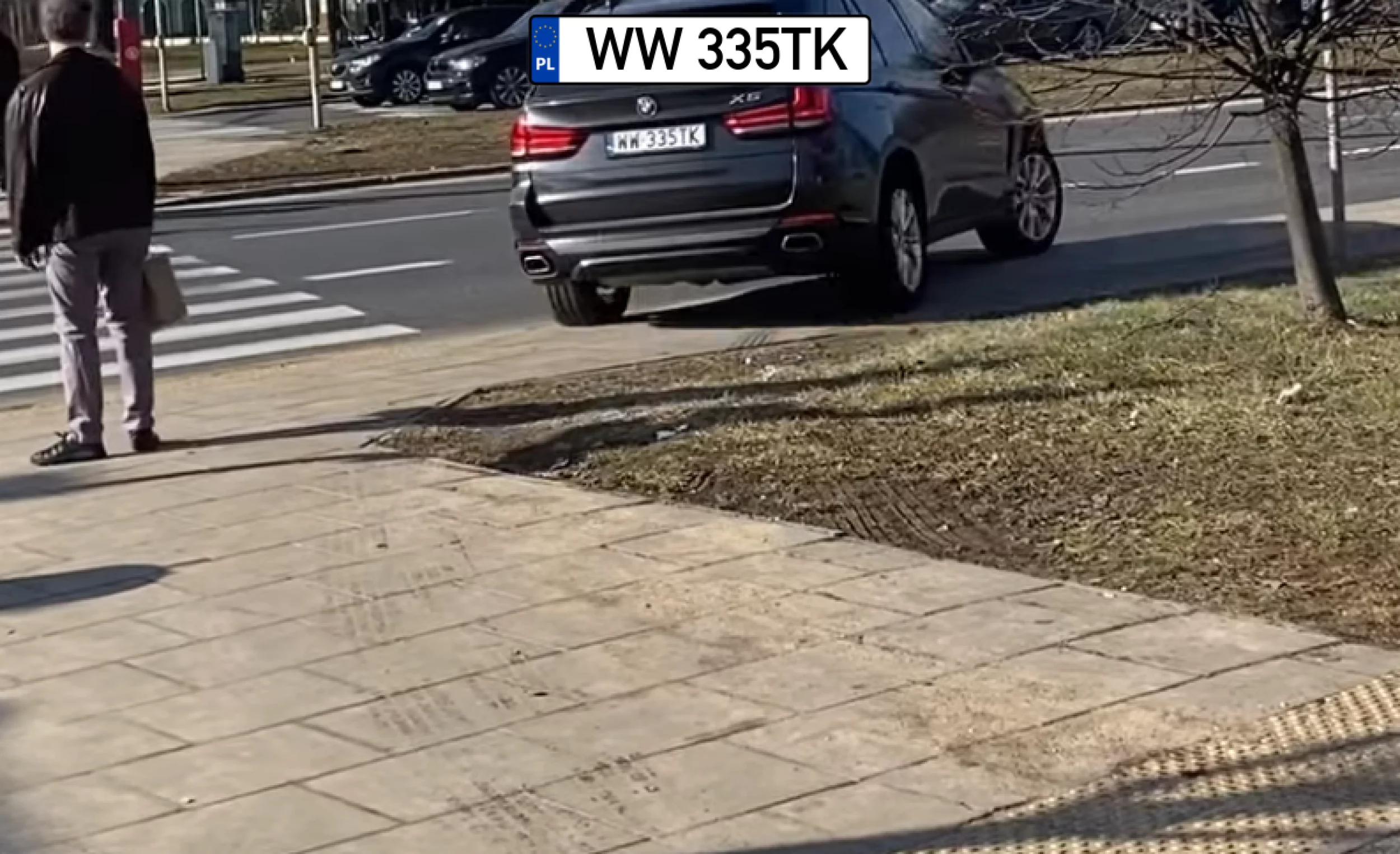 Najpierw był po prawej stronie ścieżki, a potem z impetem przejechał dodatkowo przez chodnik nie patrząc na pieszych. Totalny kuta$/ebola