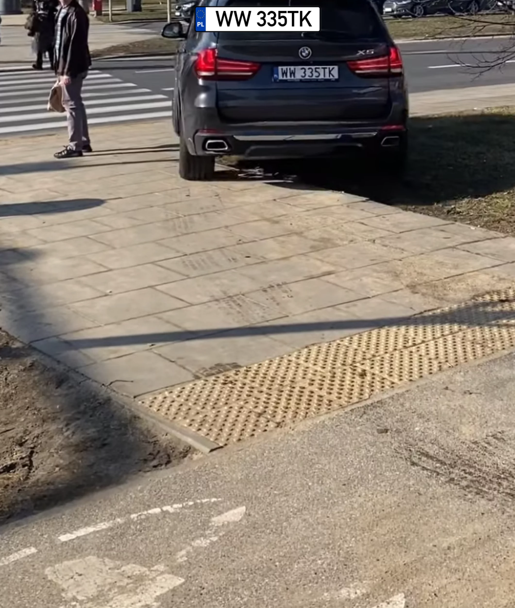 Najpierw był po prawej stronie ścieżki, a potem z impetem przejechał dodatkowo przez chodnik nie patrząc na pieszych. Totalny kuta$/ebola