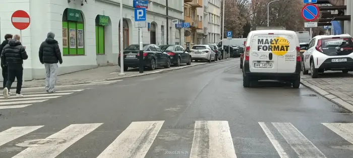 Parkuje na skrzyżowaniu.