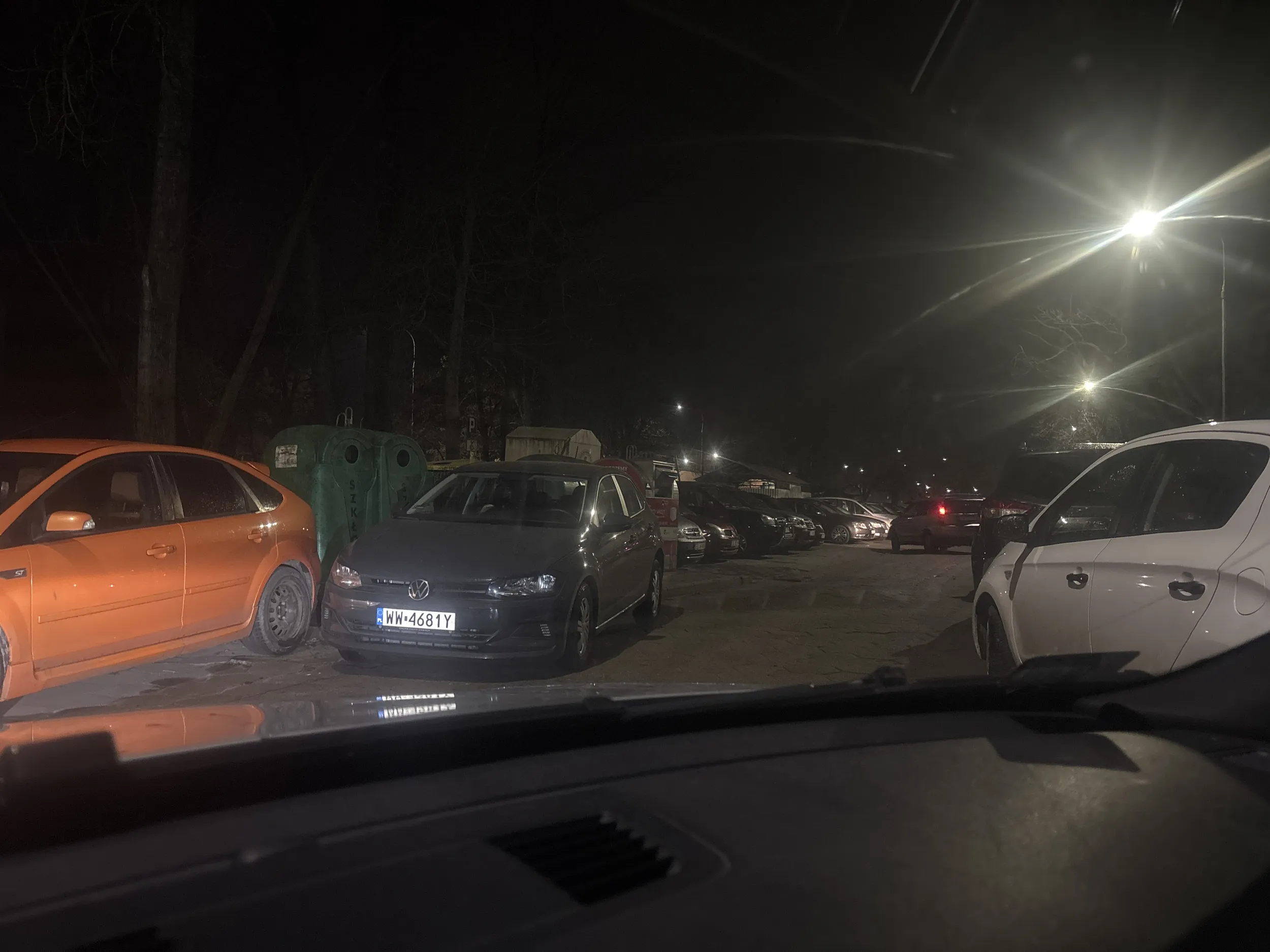 Parkowanie milimetry, lekko szersze auto już nie przejedzie…