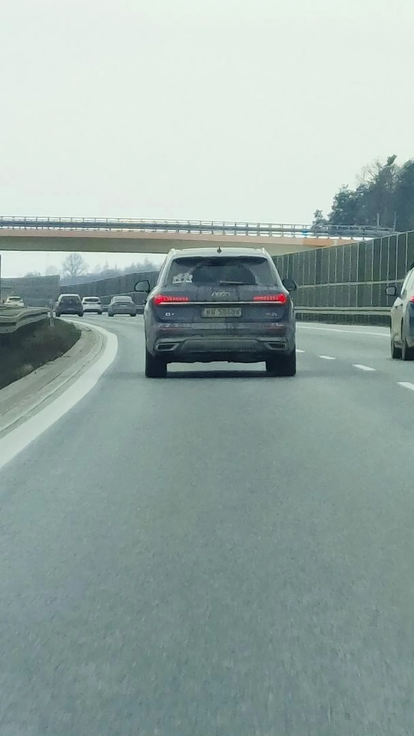Pan w Q7 dojeżdża pod sam tył i błyska światłami drogowymi na autostradzie nie pozwalając bezpiecznie zakończyć wyprzedzania.