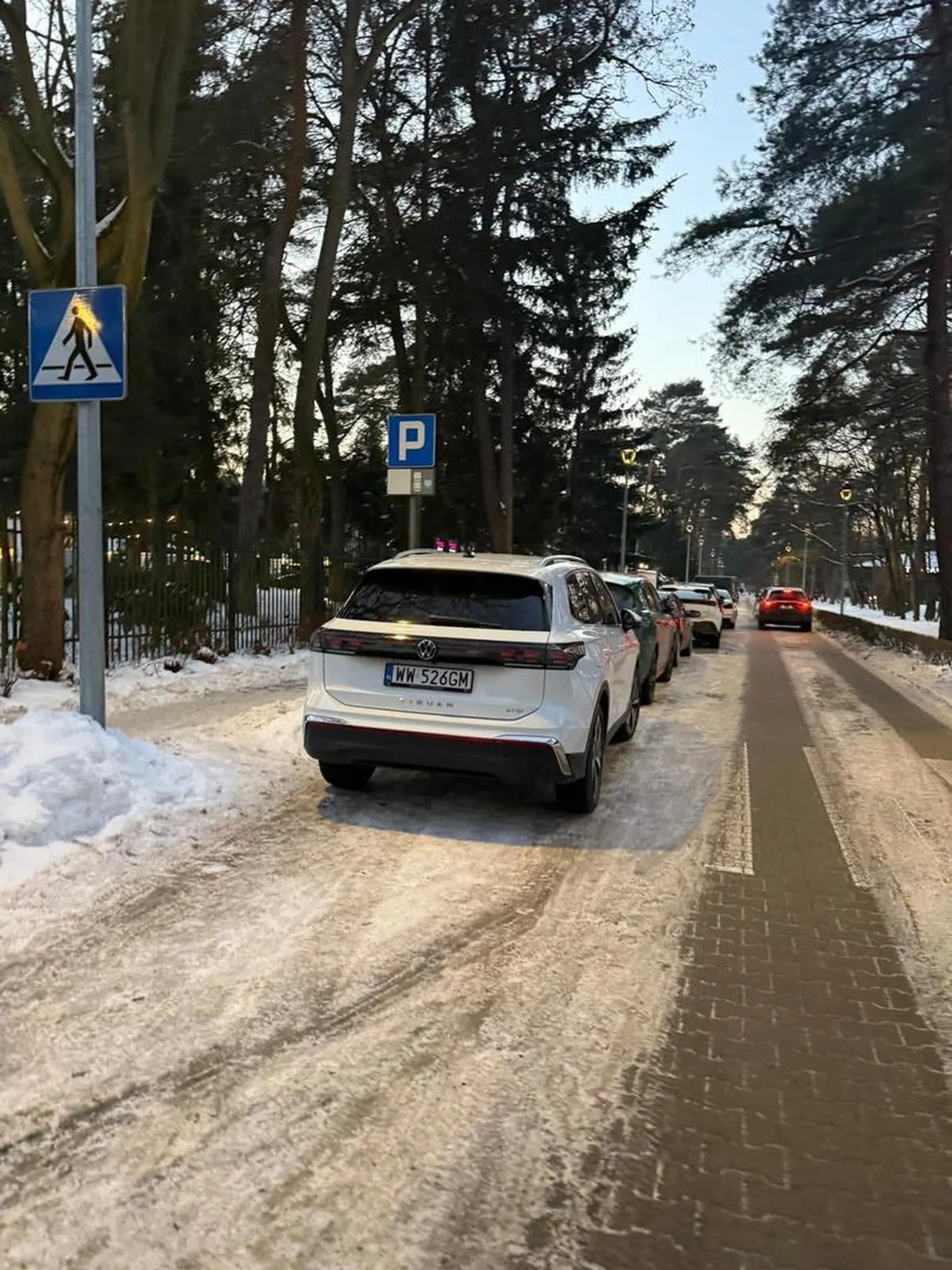 Cham parkuje na przejściu dla pieszych.
