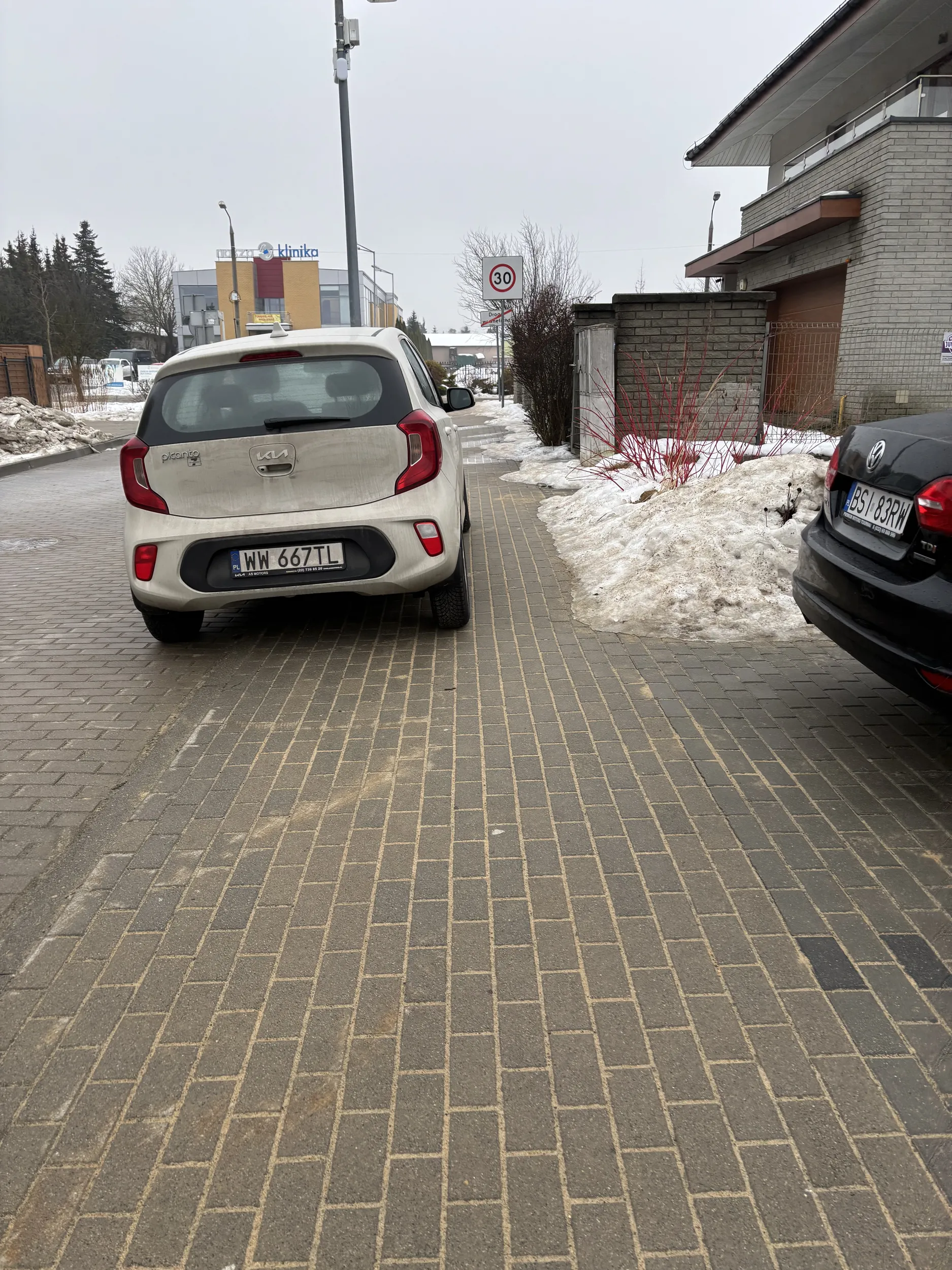 Notorycznie- dzień w dzień- zastawia chodnik w stopniu uniemożliwiającym jakiekolwiek poruszanie się.