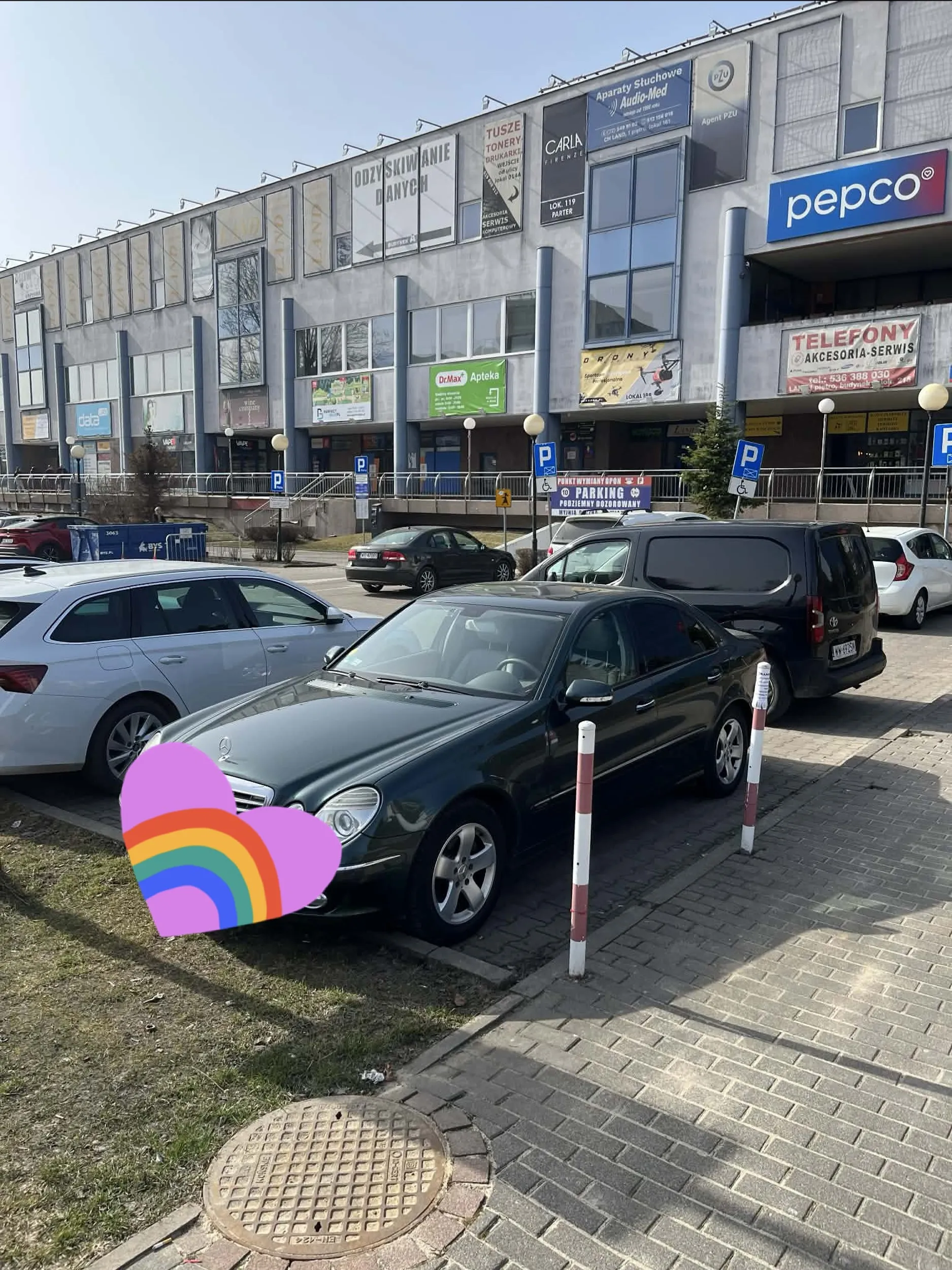 Naucz sie parkowac, a nie zastawiasz innych ludzi i trzeba na hrabie czekac az przyjdzie… jak tak mozna?