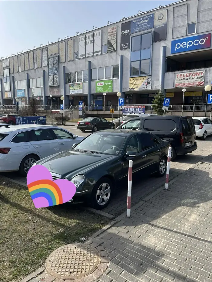 Naucz sie parkowac, a nie zastawiasz innych ludzi i trzeba na hrabie czekac az przyjdzie… jak tak mozna?