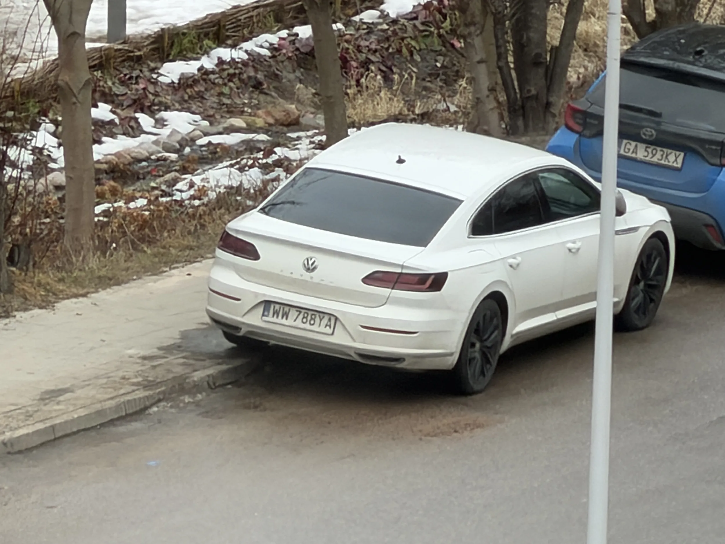 Brak odpowiedniej ilości miejsca dla pieszych na chodniku a przy okazji parkowanie na zakazie zatrzymywania się !