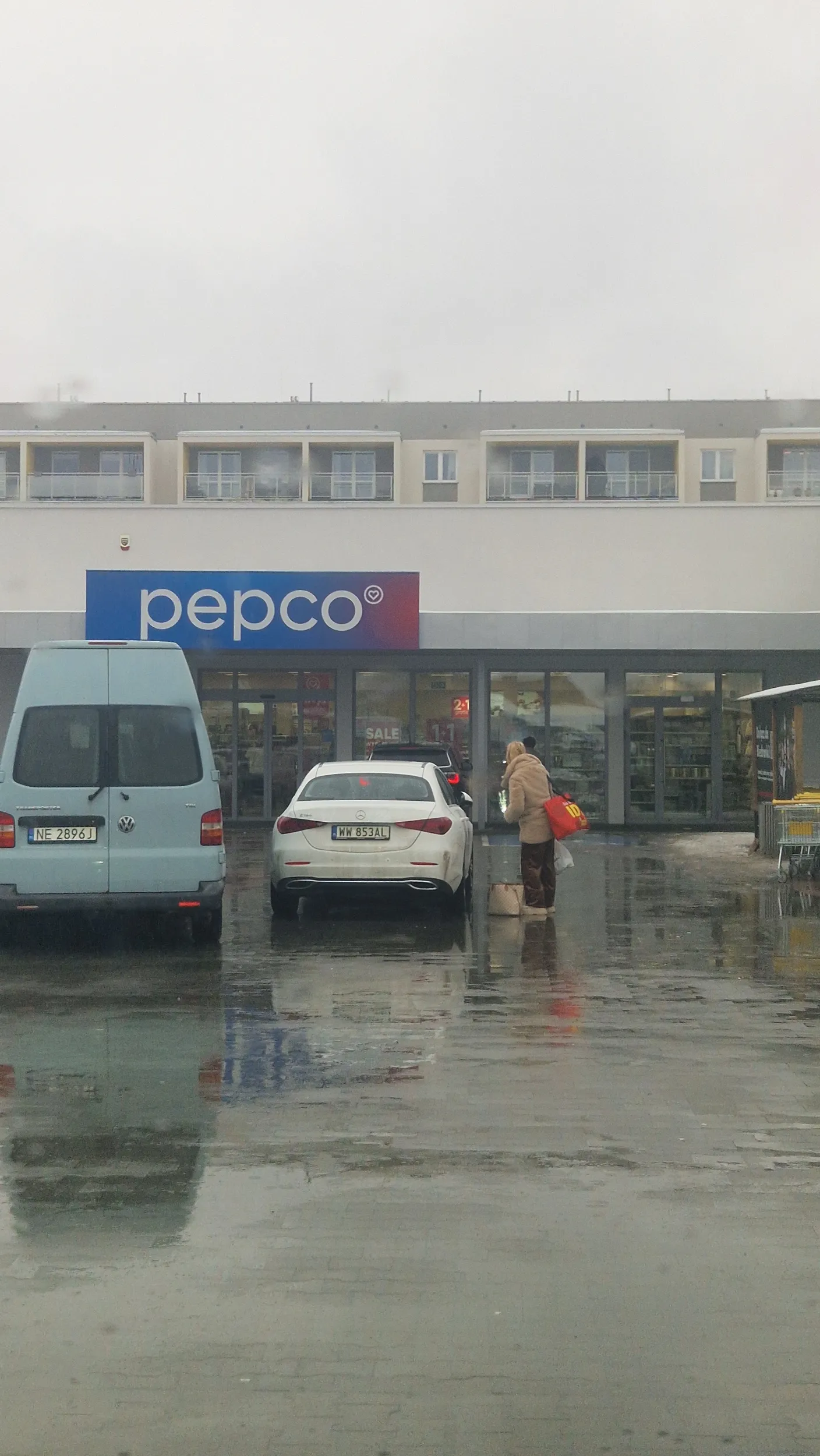 Ciezko odroznic miejsce parkingowe od drogi?  Można to zrozumiec wkoncu to pani blondynka, musi byc blisko wejscia aby deszcz nie zmoczyl jej pustej kopuły.