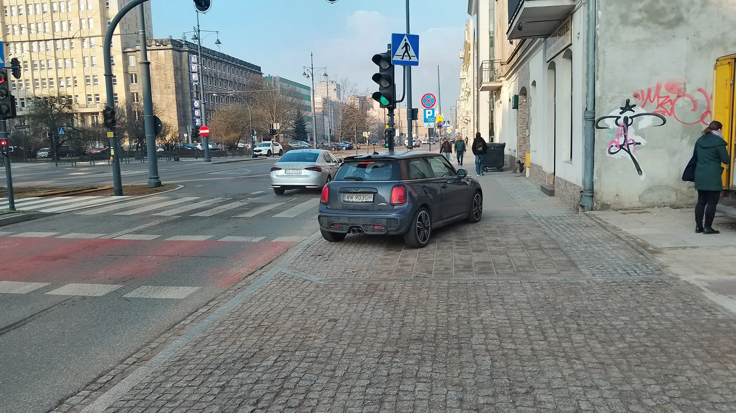 Pani postanowiła "na minutę" zasłonić pieszych wchodzących na przejście. Nie potrafiła odpowiedzieć ile czasu potrzeba na zabicie pieszego na pasach. 19.03.2026, godz. 10:00, Łódź, ul. Narutowicza