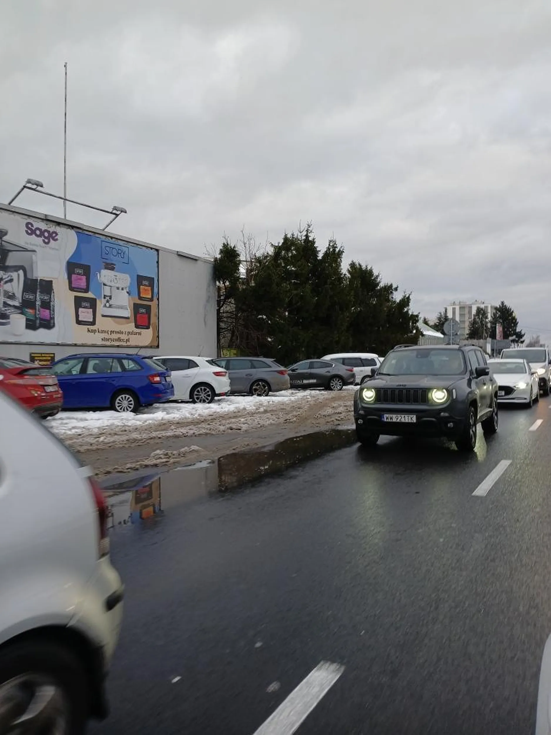 02/01/2026 rok godz.14:22 Warszawa ul. Al. Jerozolimskie w stronę ul. Ryżowej nn kierujący mężczyzna popełnił wykroczenia drogowe zagrażającym zdrowiu i życiu innych uczestników ruchu drogowego w ten sposób,że:Spowodowanie zagrożenia bezpieczeństwa w ruchu drogowym przez zmianę pasa bez kierunkowskazu jest wykroczeniem drogowym, które podlega karze mandatu (np. 3000 zł, jak wskazuje przykład policyjny), ponieważ narusza Art. 22 Prawa o ruchu drogowym, wymagający zawczasu i wyraźnego sygnalizowania manewru, oraz wymusza pierwszeństwo na innych, co jest podstawą odpowiedzialności, nawet bez kolizji. Policja może nałożyć mandat, a w razie poważnych następstw lub powtórzenia wykroczenia, odpowiedzialność może być surowsza, nawet karna, jeśli dojdzie do katastrofy w ruchu (Art. 174 KK). Podstawa prawna i konsekwencje: Naruszenie obowiązków kierowcy: Art. 22 Prawa o ruchu drogowym nakazuje "zawczasu i wyraźnie sygnalizować zamiar zmiany kierunku jazdy lub pasa ruchu". Wymuszenie pierwszeństw