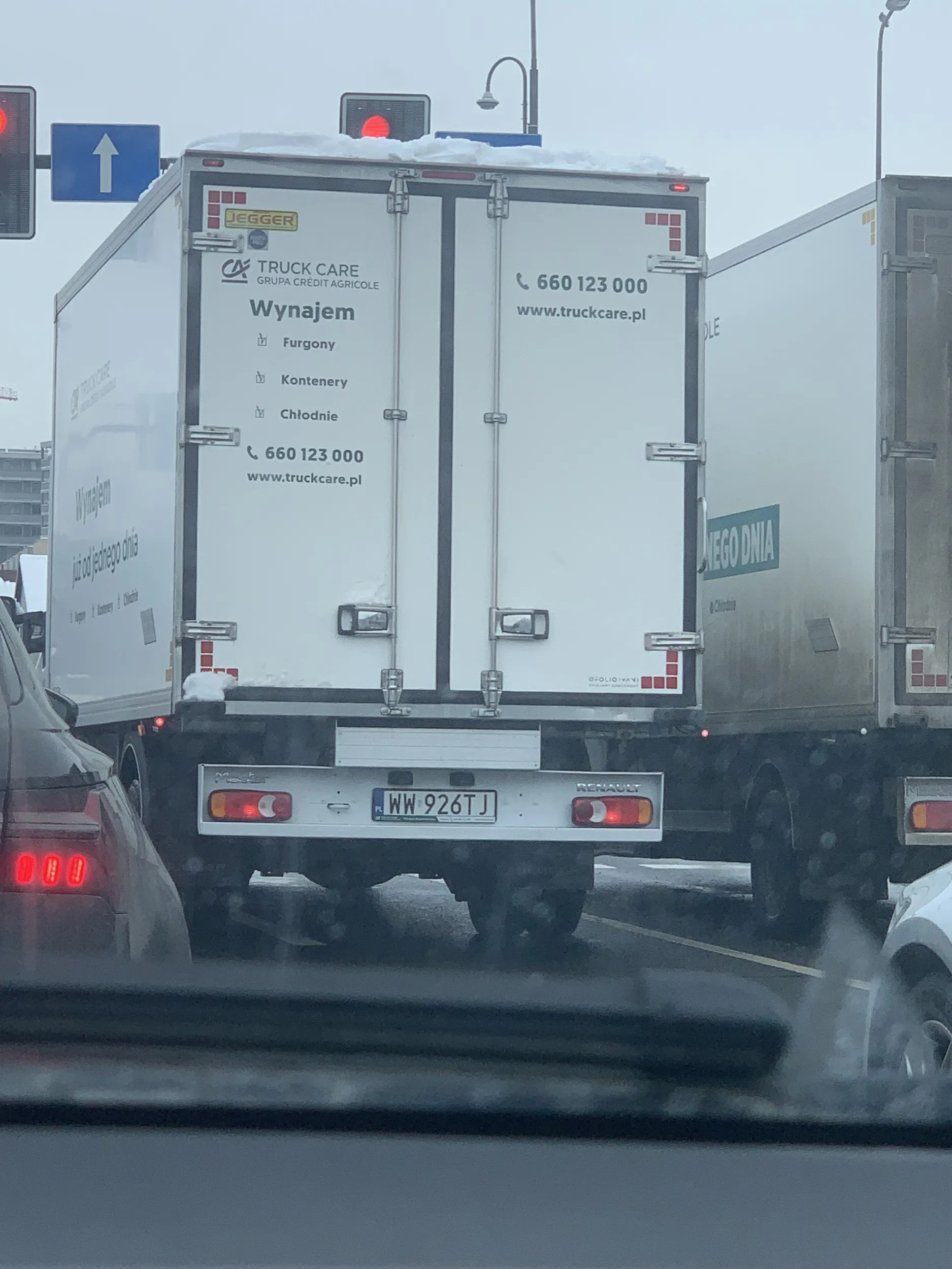 Samochód nie odśnieżony niemalże przy każdym hamowaniu zakrętach  spadał śnieg i lod. Trzeba być naprawdę niepoważnym i mieć gdzieś zasady bezpieczeństwa. Oczywiście zgłoszone na policję