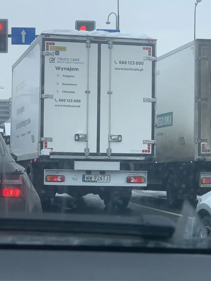 Samochód nie odśnieżony niemalże przy każdym hamowaniu zakrętach  spadał śnieg i lod. Trzeba być naprawdę niepoważnym i mieć gdzieś zasady bezpieczeństwa. Oczywiście zgłoszone na policję