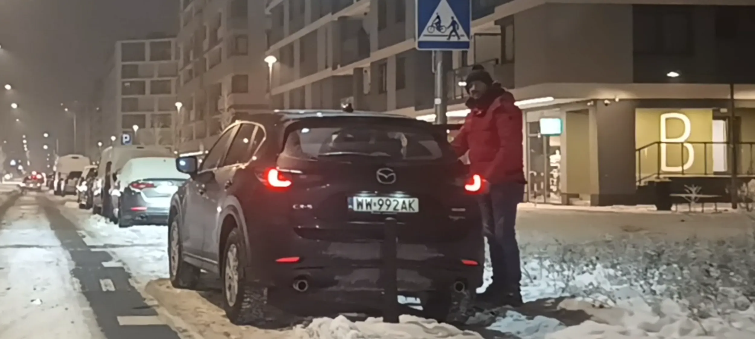 Chamskie parkowanie przed przejściem dla pieszych. Chamie, czy wiesz, że przez ciebie nie widać pieszych wchodzących na pasy!